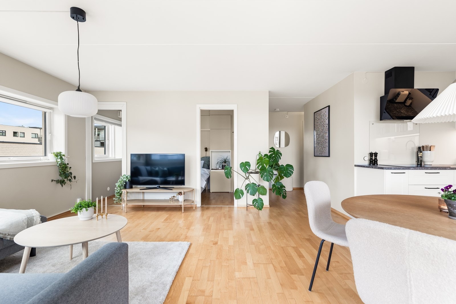Stuen er malt i duse, behagelige toner som lysner opp rommet. Galleribilde