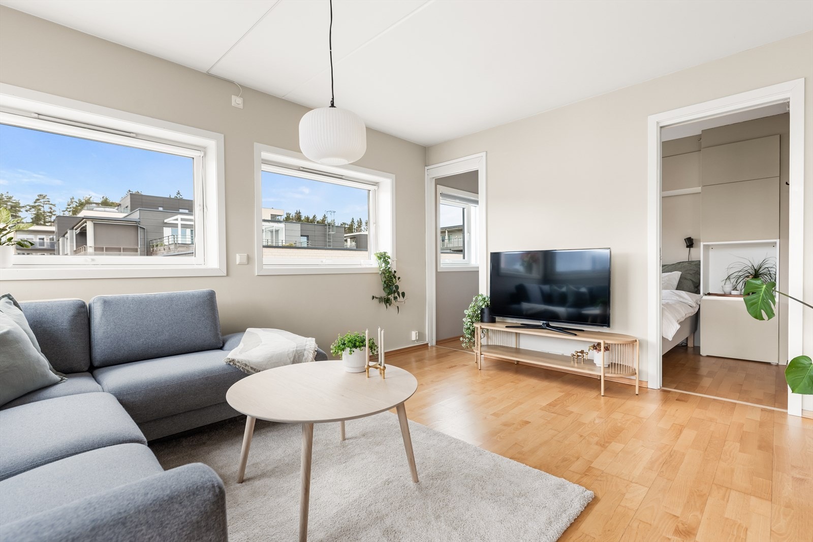 Fra stue har man også inngang til leilighetens soverom. Galleribilde