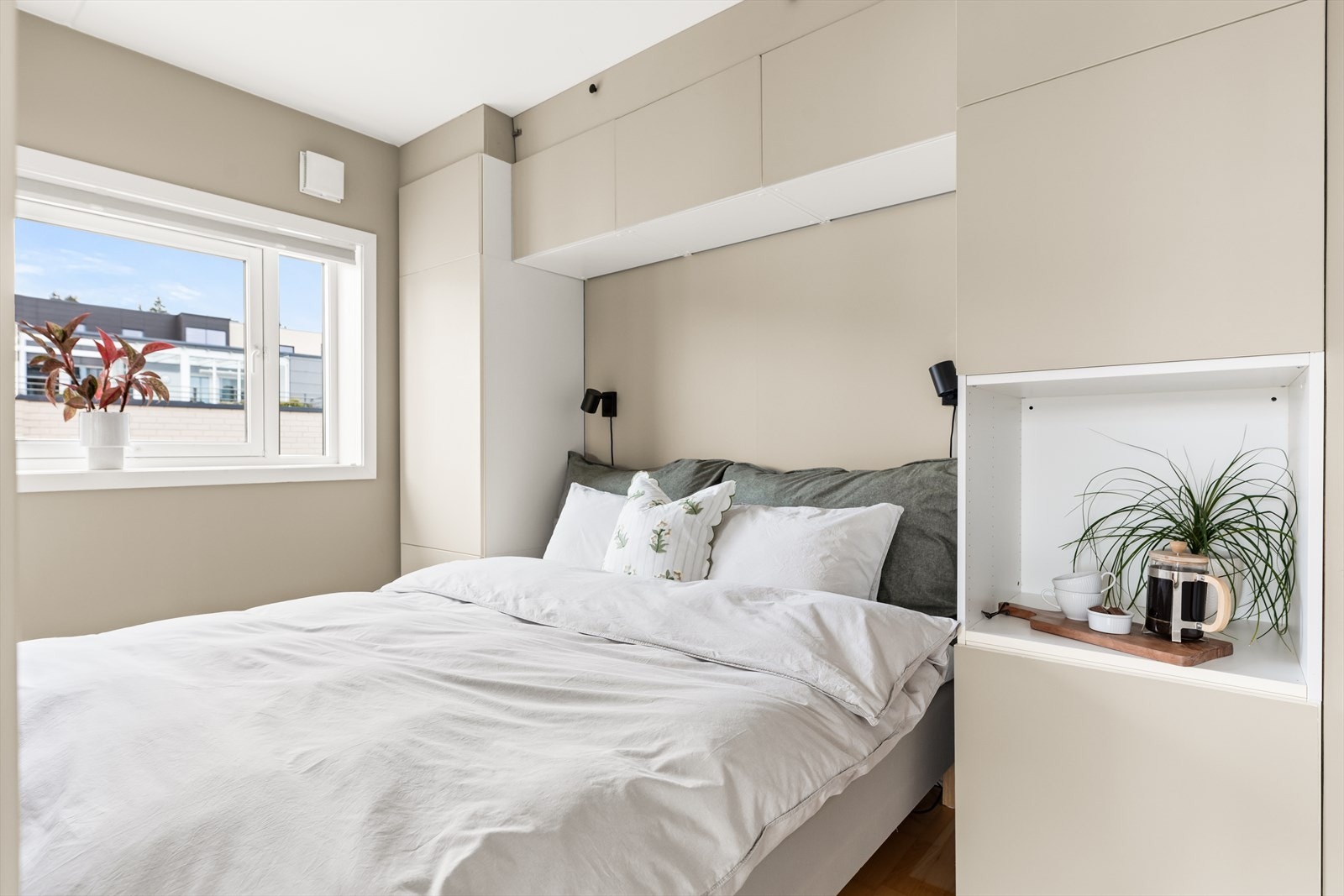 Det er plass til stor dobbeltseng, og smarte løsninger med dør på hver side av sengen gir god tilgjengelighet. Galleribilde