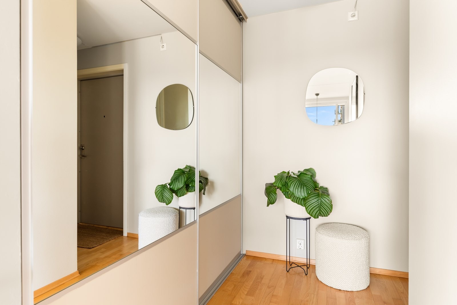 I entréen finner har du en stor skyvedørsgarderobe med speilfronter som sørger for rikelig oppbevaringsplass. Galleribilde
