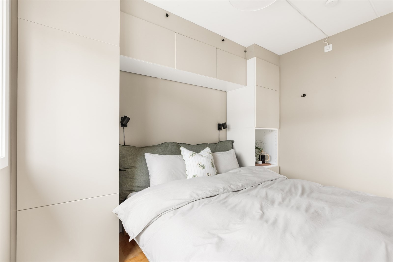 Soverommet er malt i en rolig og behagelig beige tone. Galleribilde