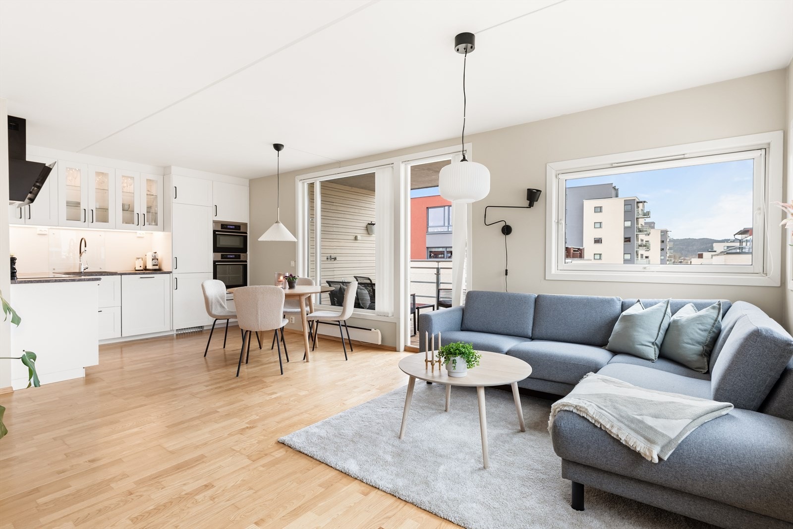 Leilighetens stue er lys og luftig med store vindusflater som slipper inn rikelig med naturlig lys. Galleribilde