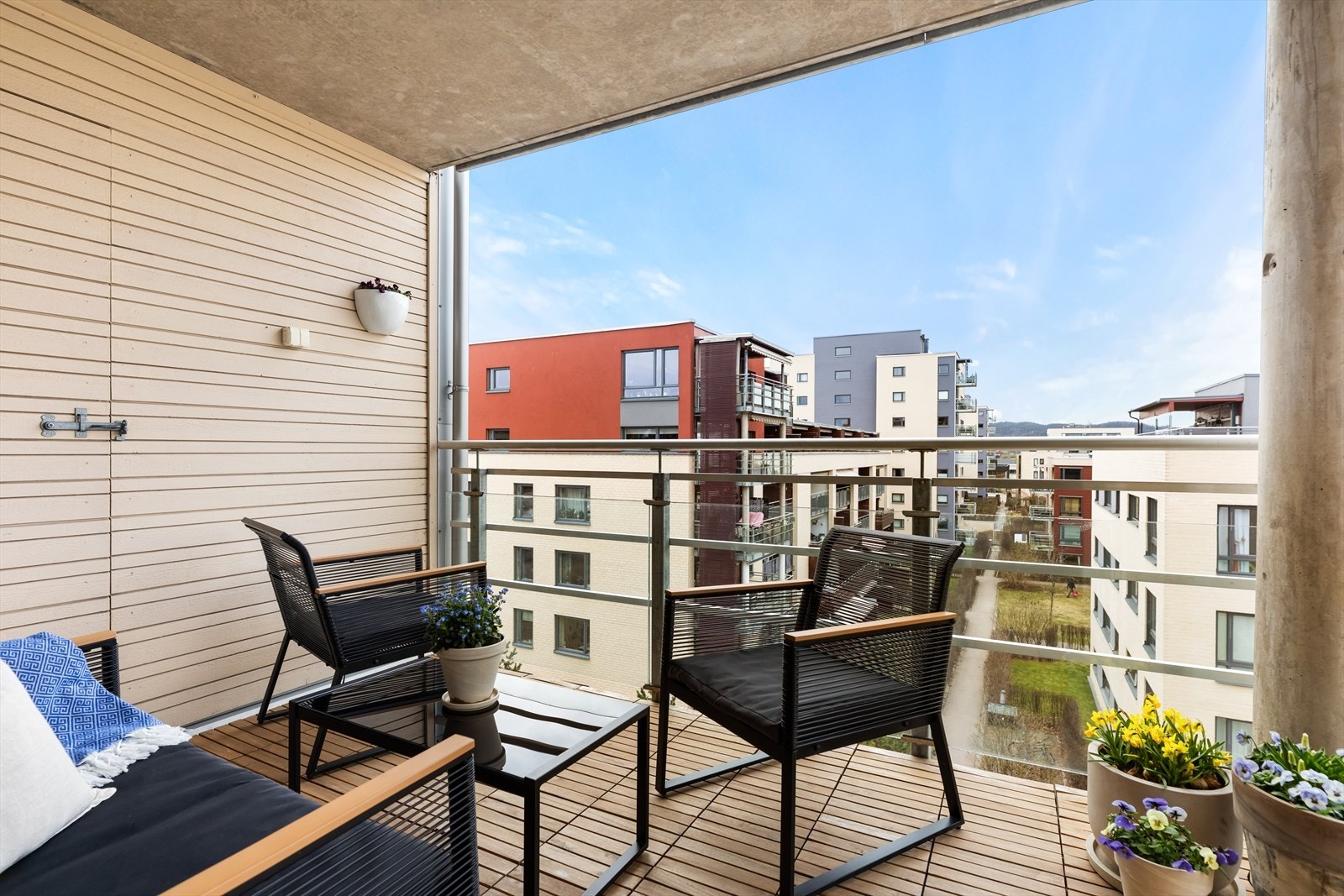 Solen kan nytes fra tidlig morgen til kveld (ca. 10:30 til 19:30 på sommerstid) - deretter har man sol inn i leiligheten helt til den går ned. Galleribilde