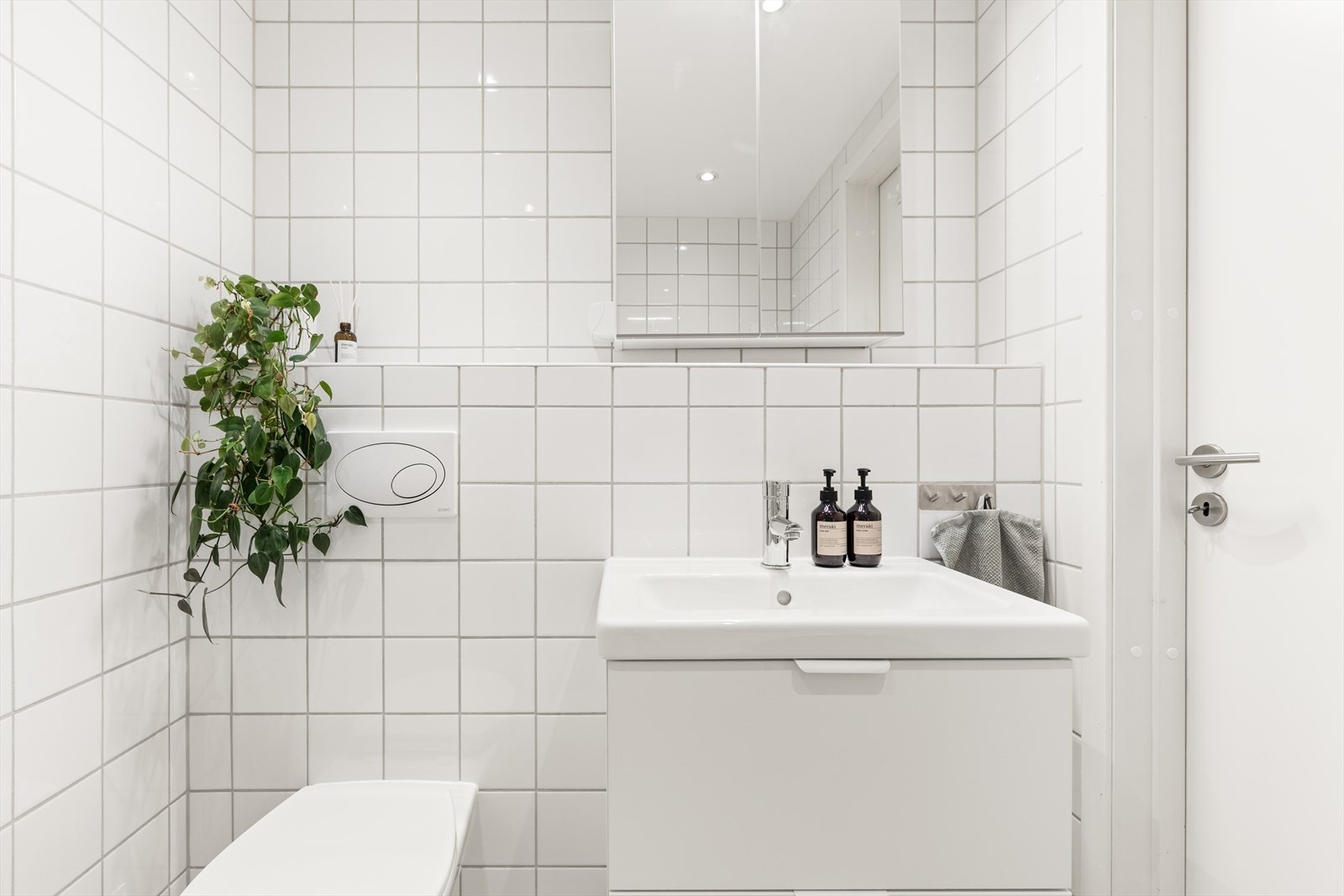 Badet er flislagt med hvite fliser på både gulv og vegger og har elektrisk gulvvarme for økt komfort. Galleribilde