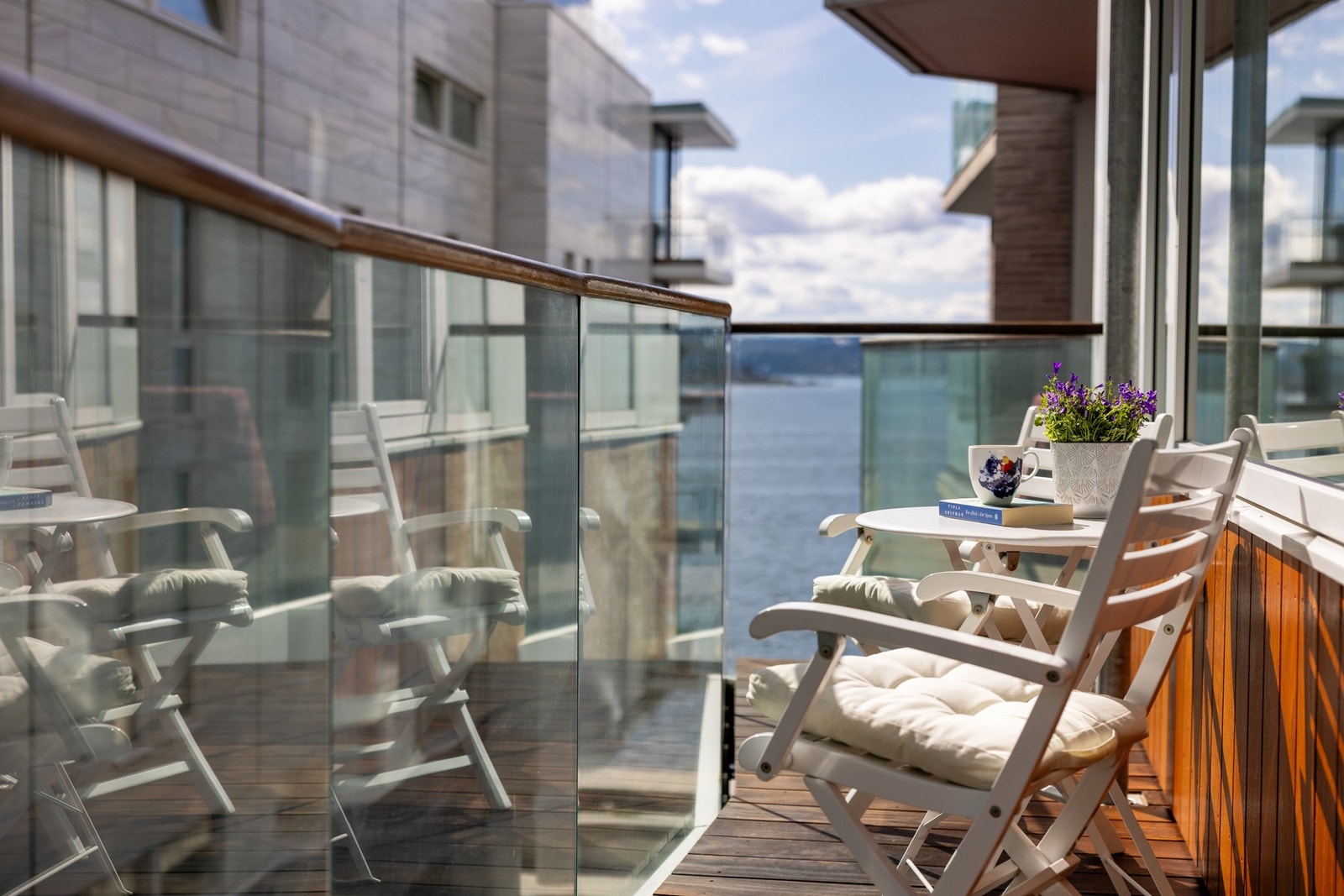 Her kan du nyte morgenkaffen med sol og herlig utsikt over fjorden! Galleribilde