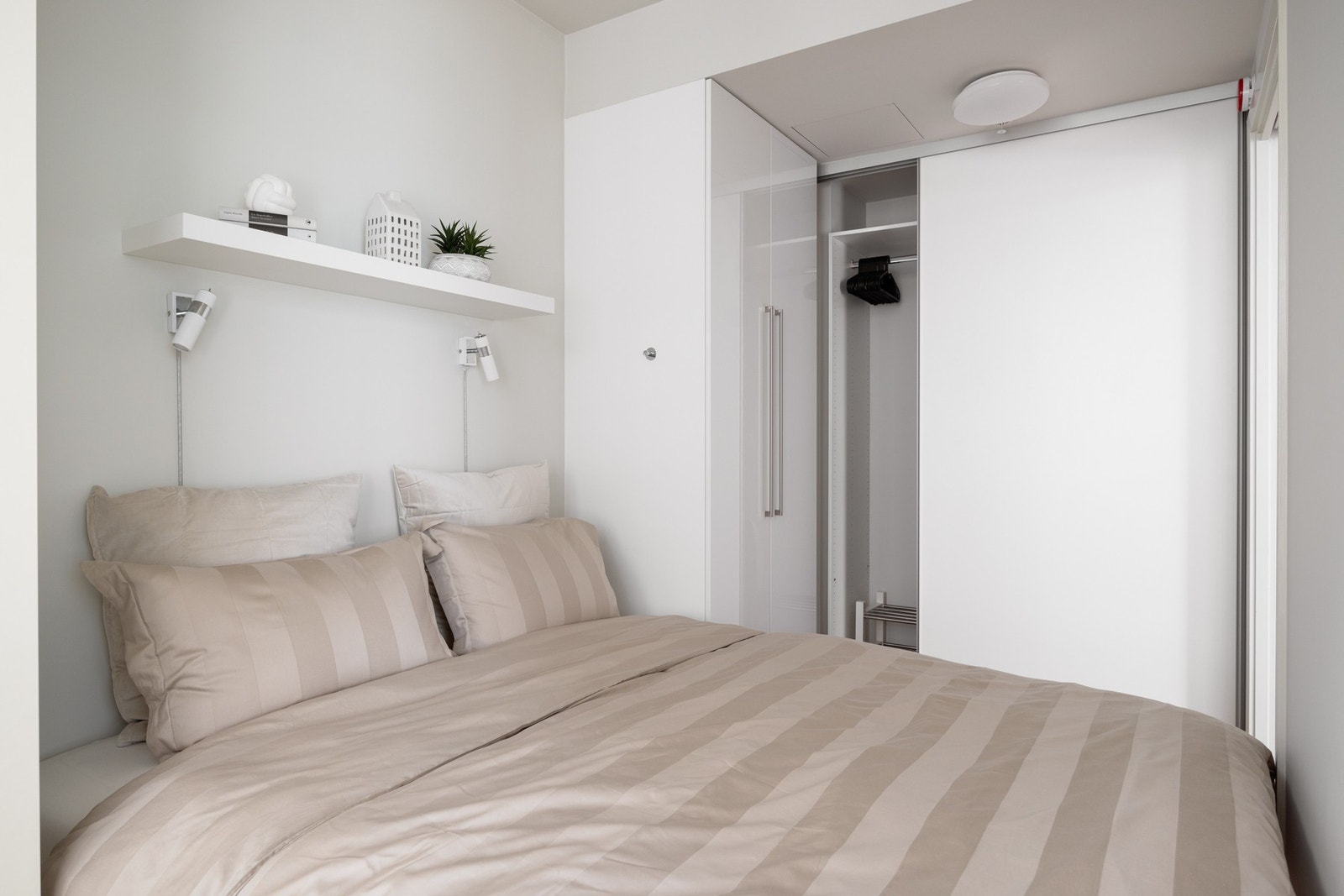 Ekstra oppbevaringsplass i skyvedørsgarderobe. Galleribilde