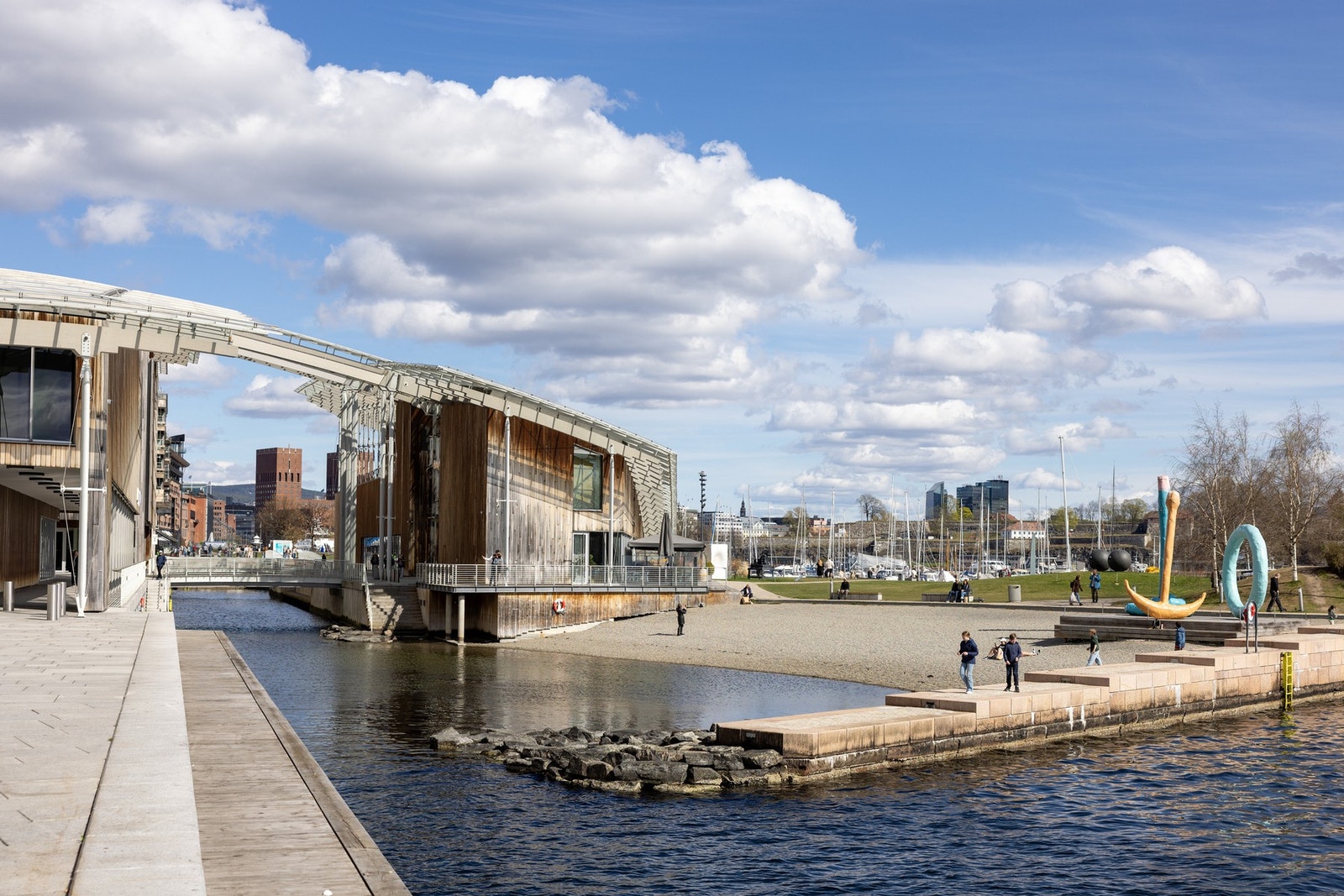 Tjuvholmen bystrand er en livlig oase hvor du kan nyte både kunst, sol og sjøbad. Galleribilde