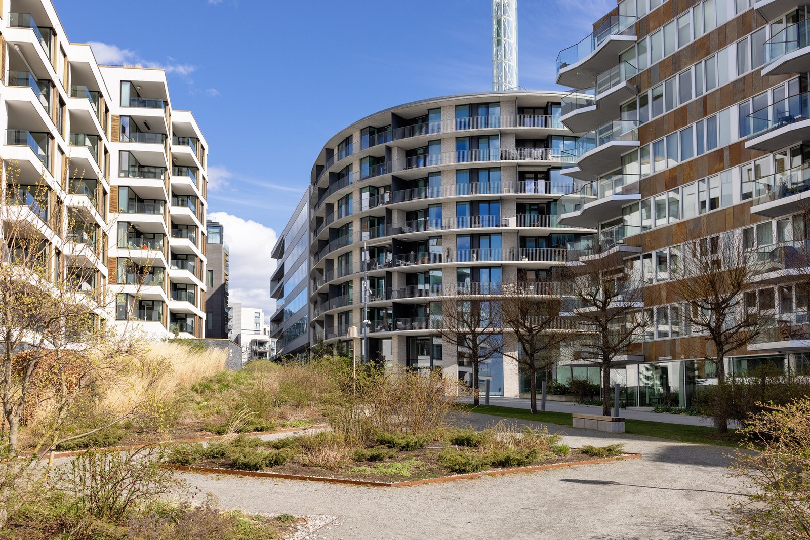 Her får du en leilighet i moderne arkitektur og vakre omgivelser. Galleribilde