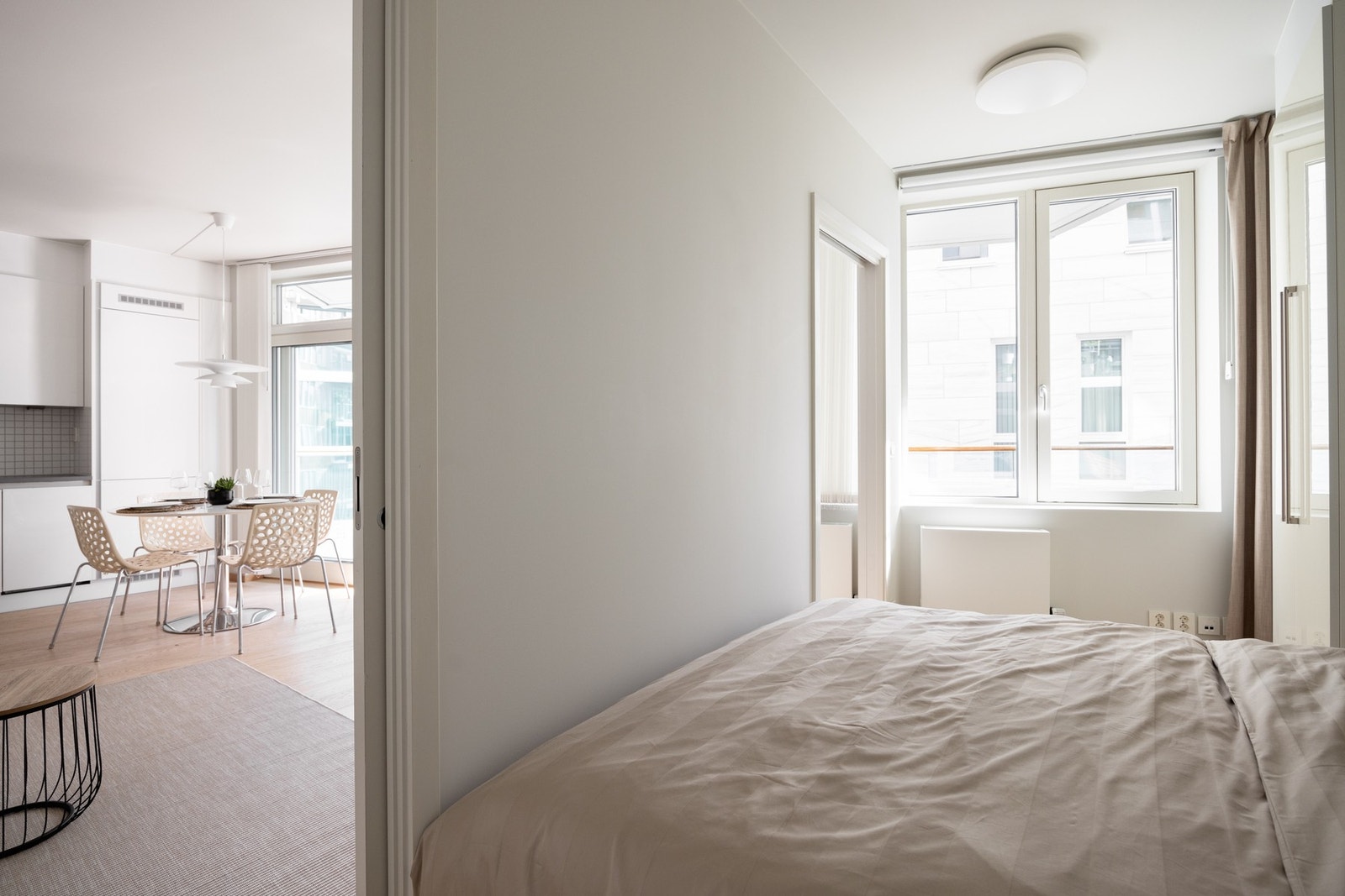 Soverommet har praktisk tilgang via to skyvedører, som gir god plass på hver side av sengen. Galleribilde