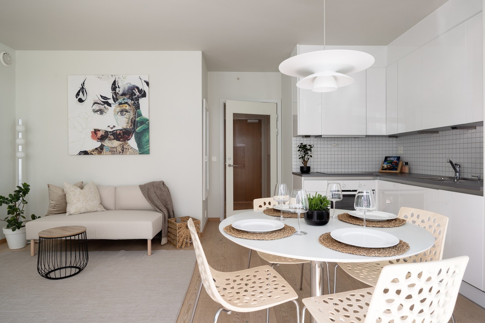 Inne møter du en moderne bolig med gjennomtenkte løsninger og god standard i bygg fra 2013. Galleribilde