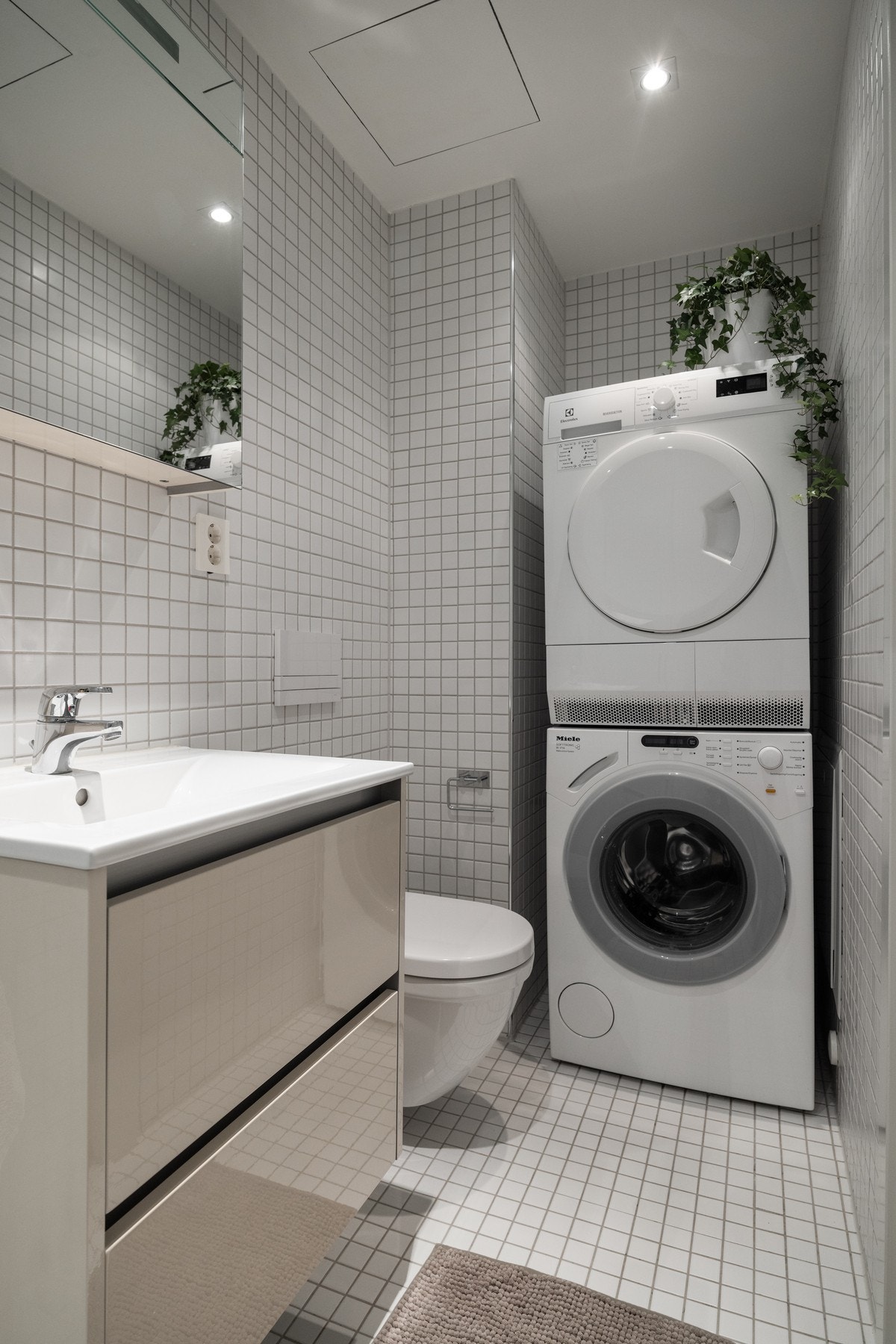 Badets gode utforming gir et luftig og ryddig uttrykk, med alle funksjoner lett tilgjengelig og godt tilpasset rommet. Galleribilde