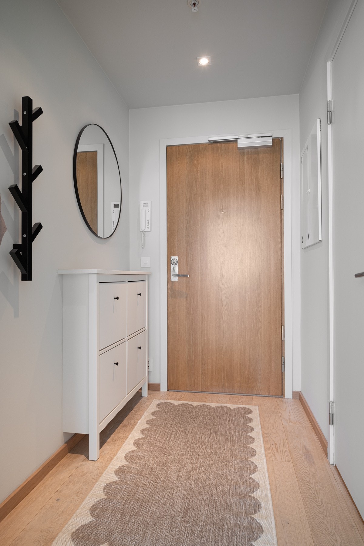 Lys og innbydende entré med plass for å henge fra seg yttertøy. Galleribilde