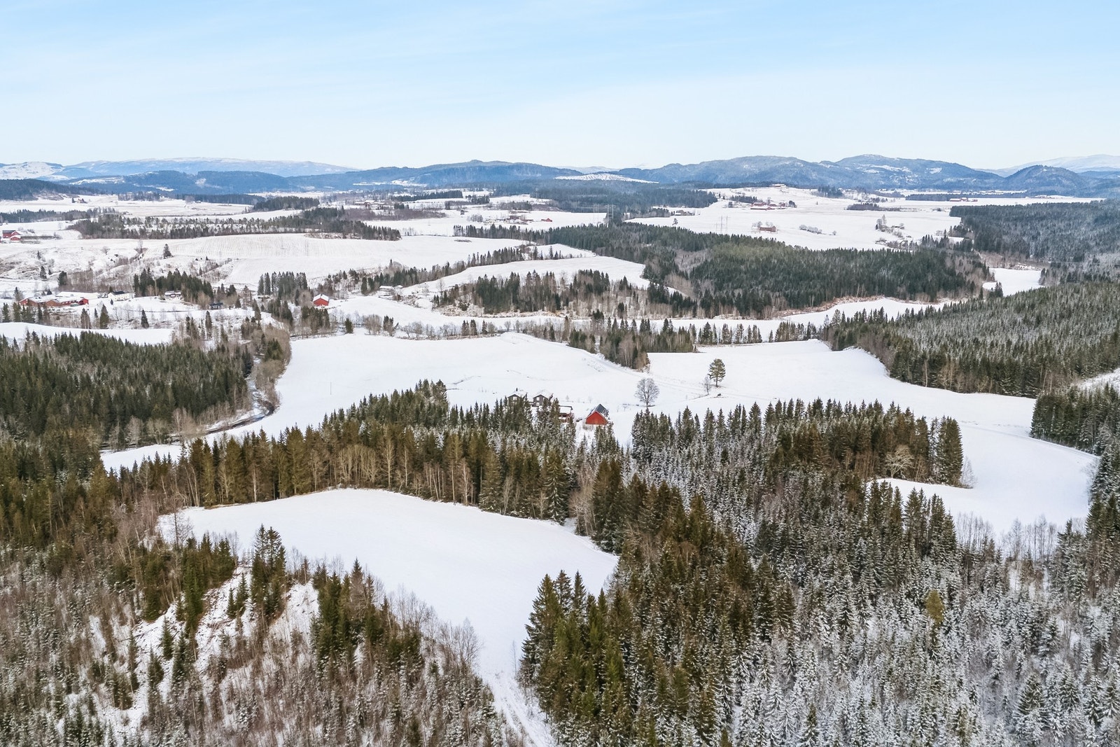 Boligen ligger i landlige omgivelser omgitt av skog og mark. Galleribilde