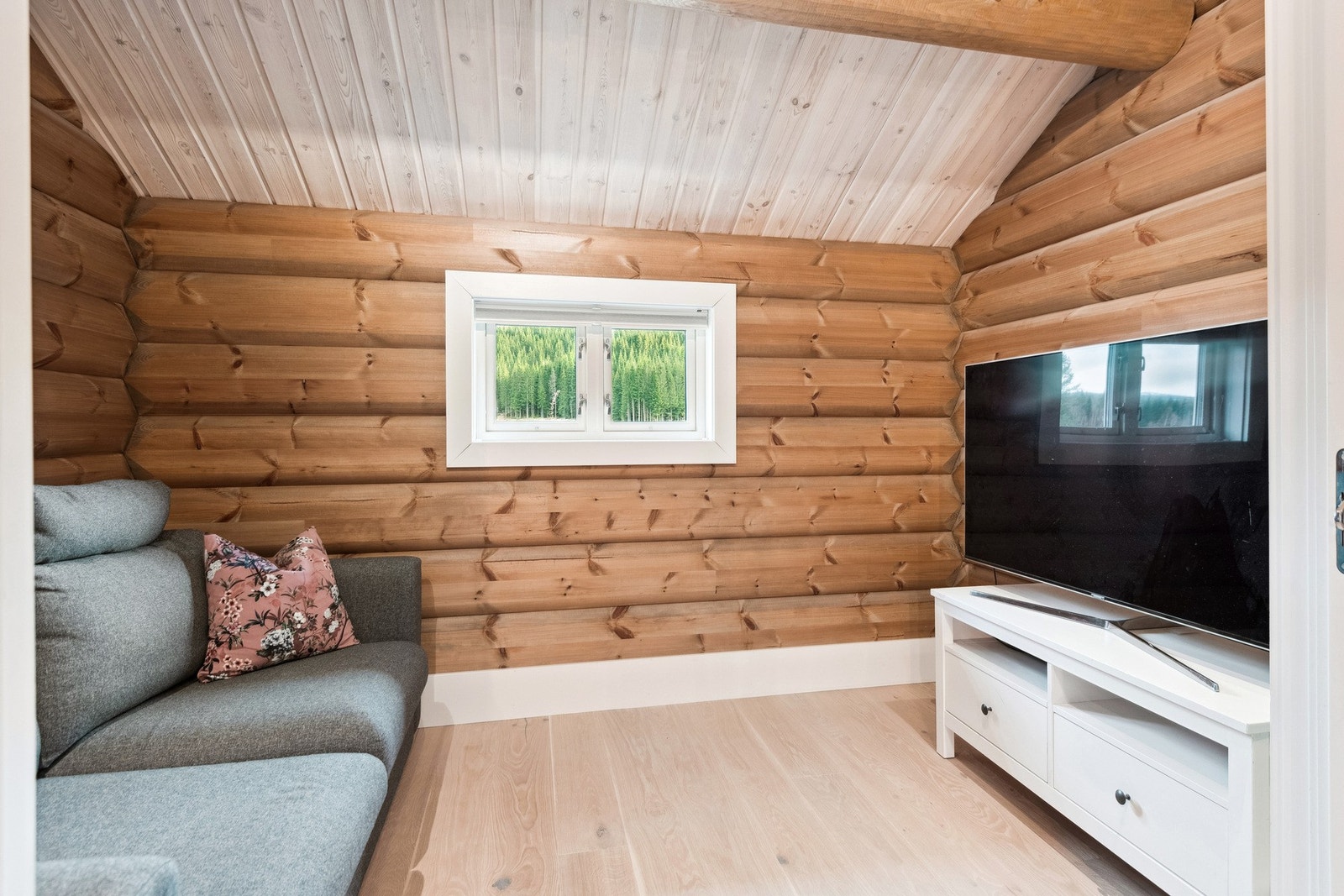 Soverommet er i dag innredet som en tv-stue. Galleribilde