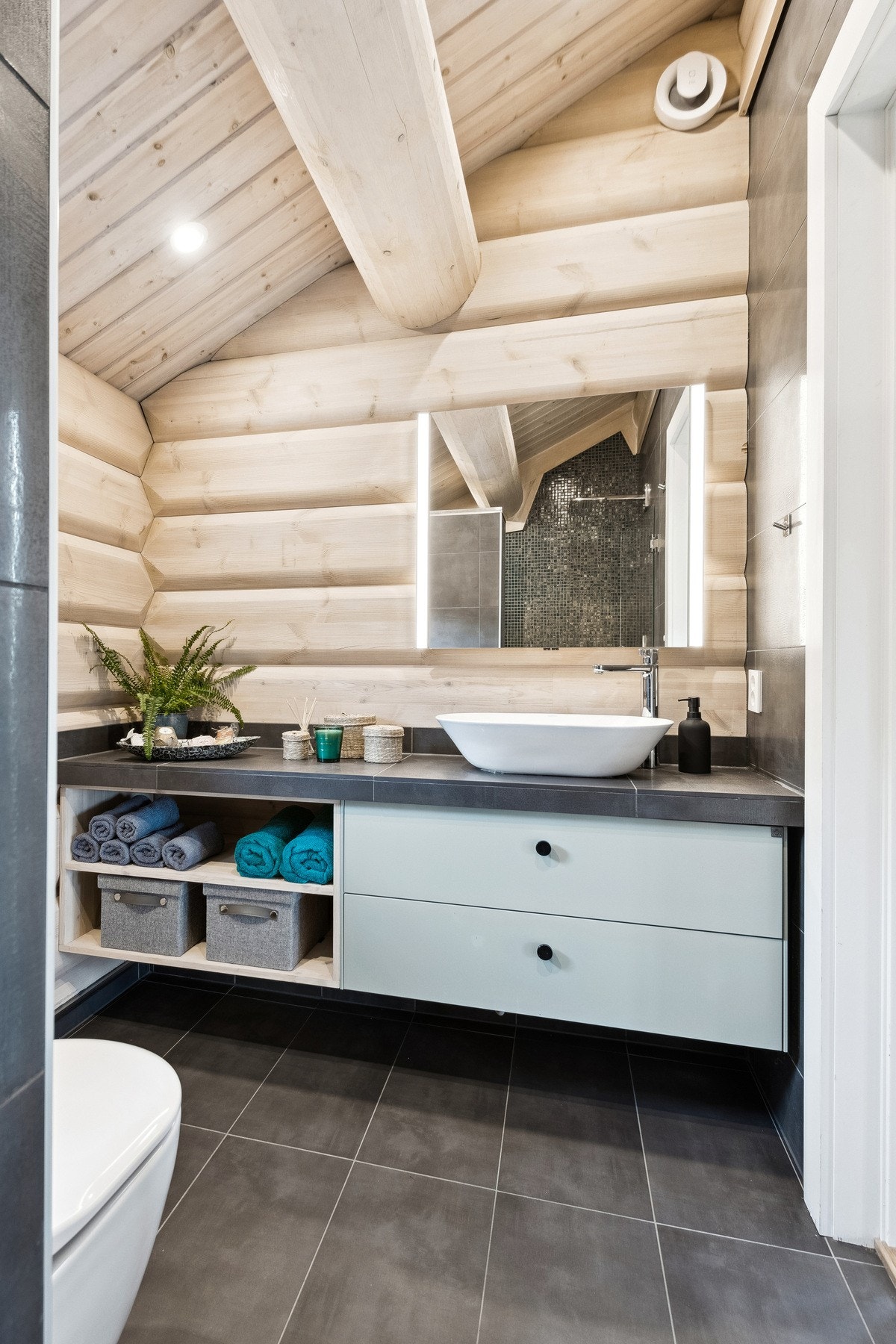 Badet er flislagt med varmekabler i gulv. Galleribilde
