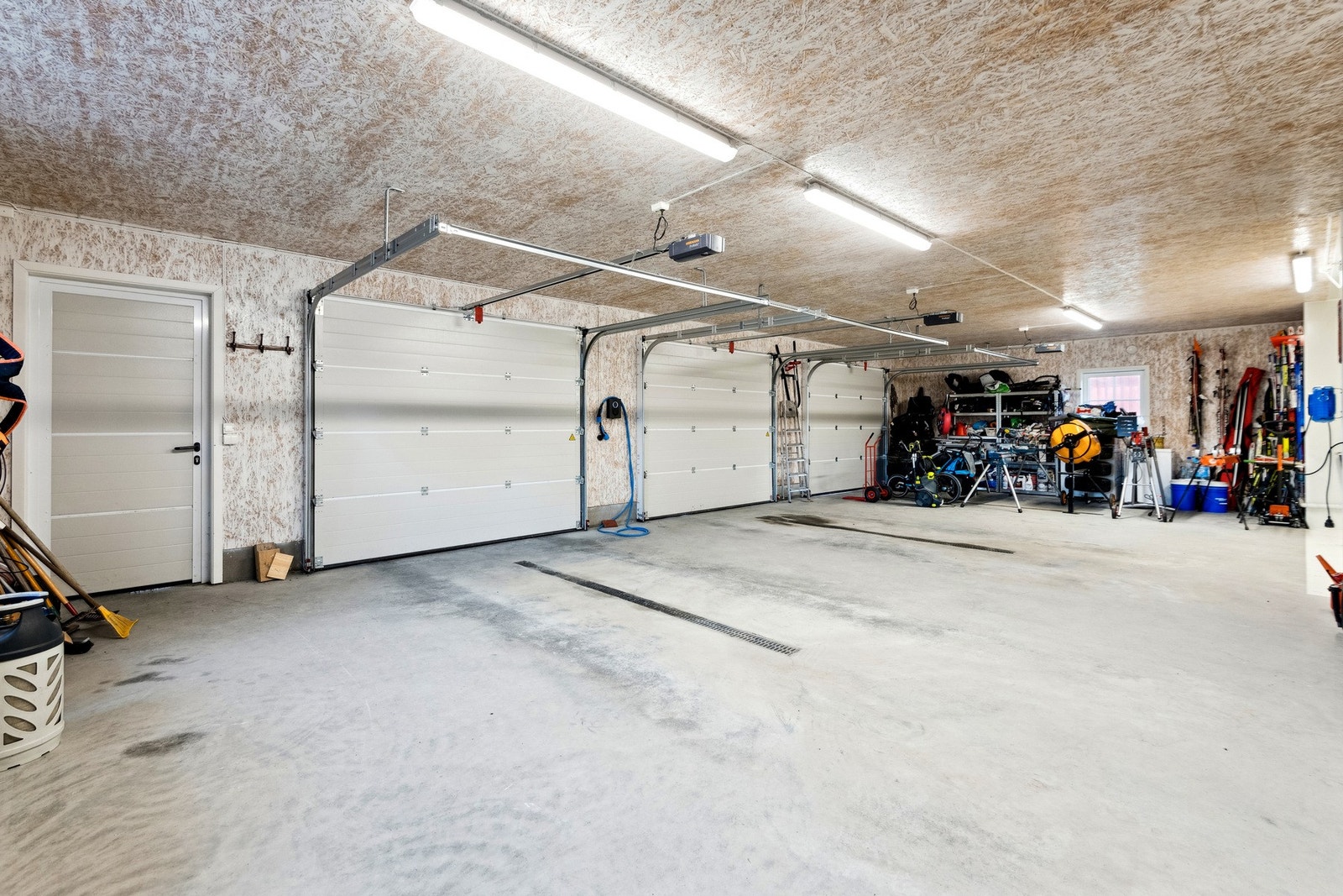 Garasje med 3 porter og svært god plass til lagring av utstyr Galleribilde