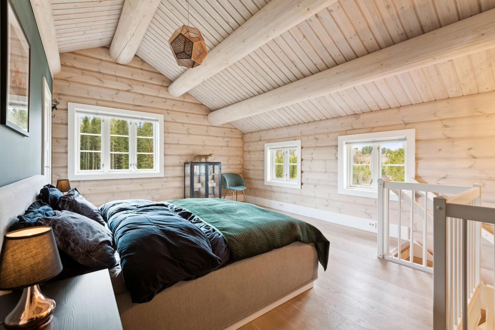 Rommet har god plass til dobbeltseng. Galleribilde
