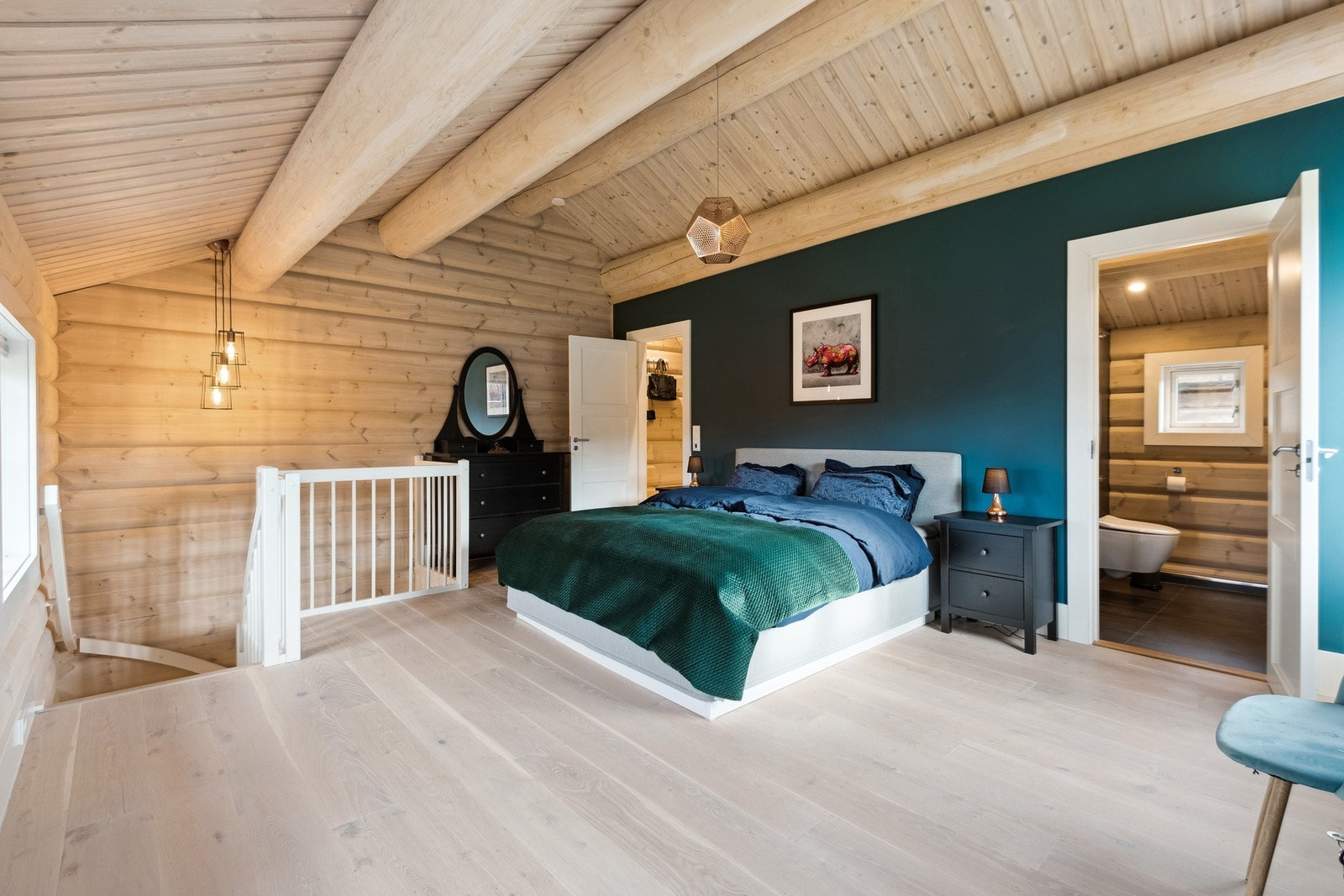 Hovedsoverommet er på totalt 23,5 m2 og har tilhørende garderobe og bad. Galleribilde