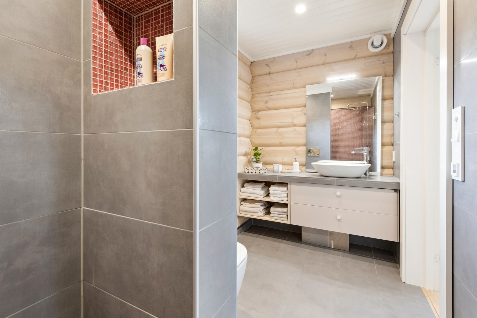 Badet i 1 etasje har fliser på gulv med varmekabler. Galleribilde