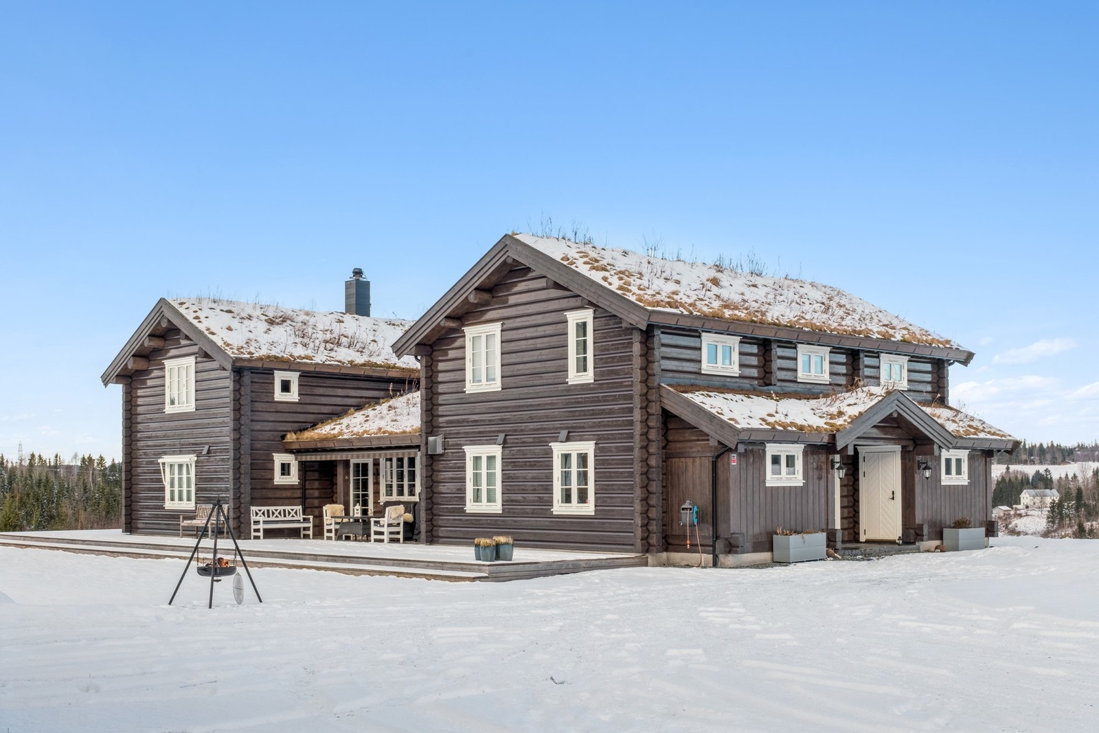 Boligen ligger fint til i Okkenhaug med gode sol og utsiktsforhold. Galleribilde