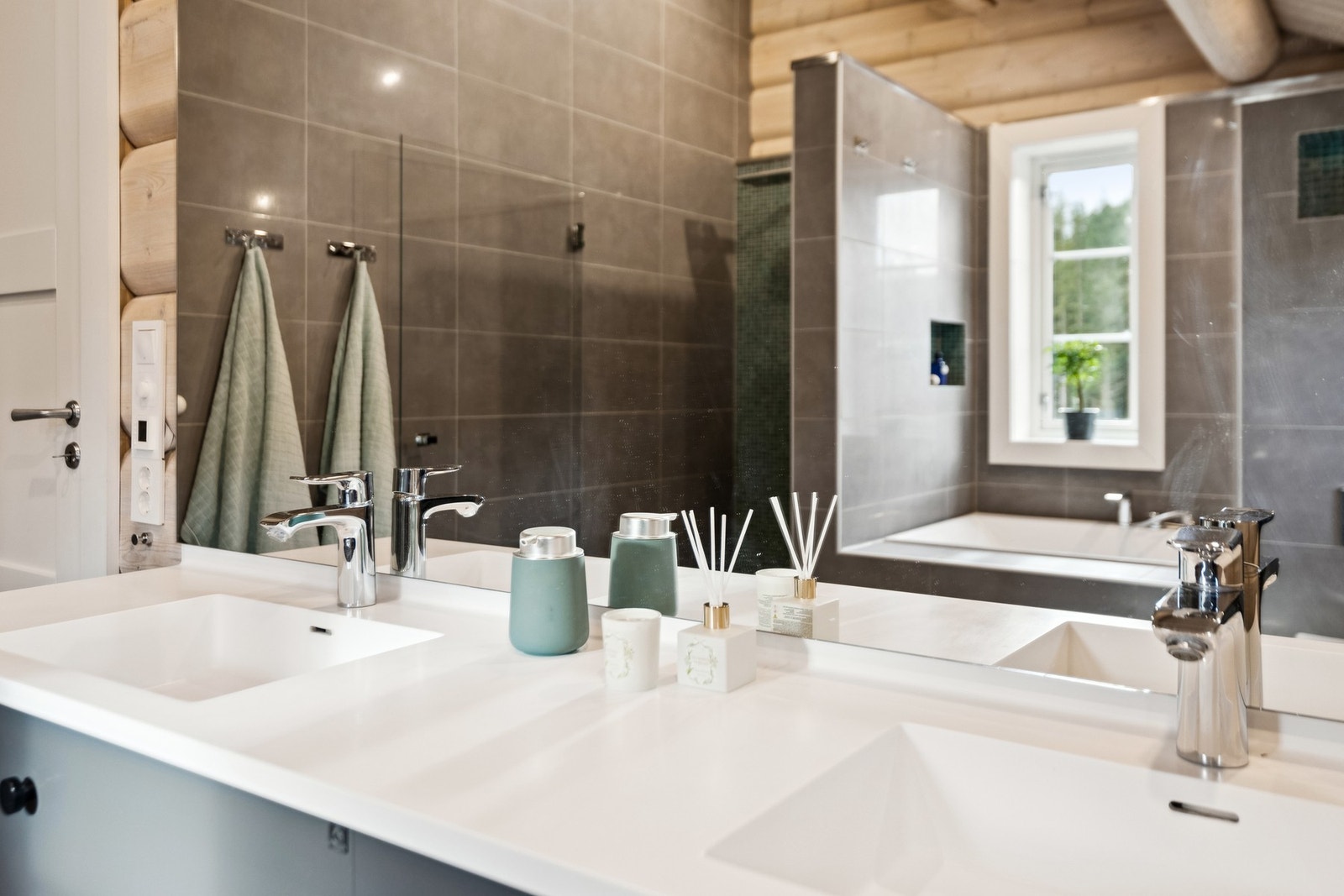 Badet har flotte detaljer med moderne fargevalg. Galleribilde