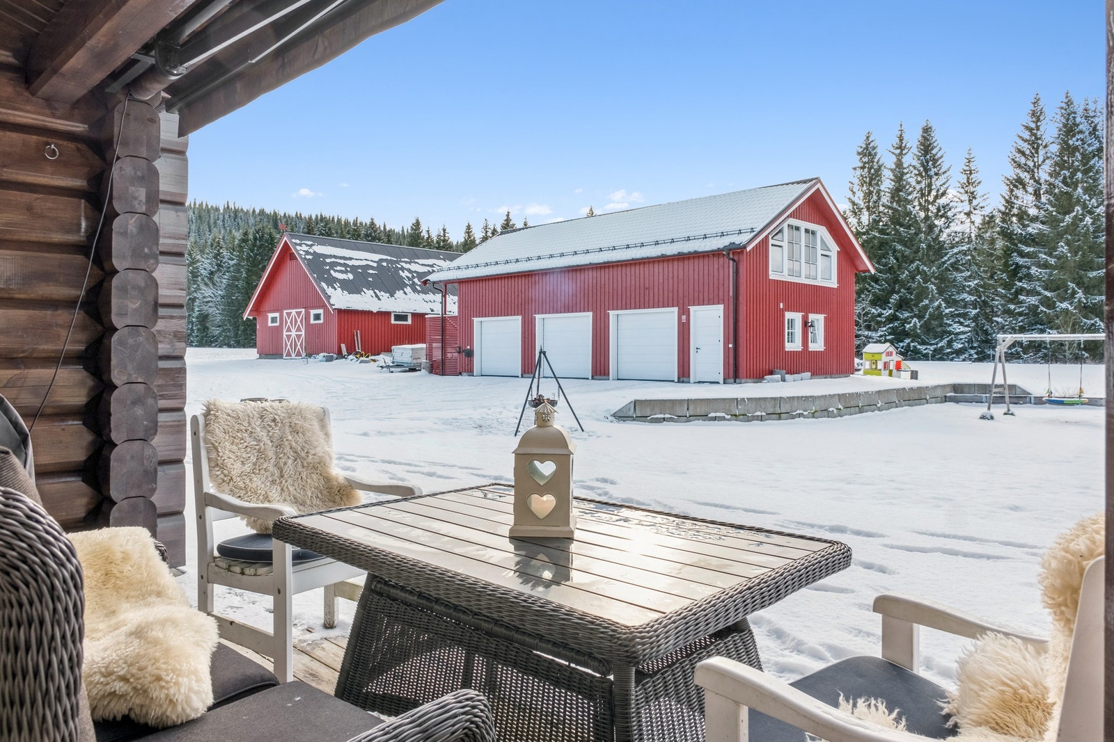 Boligen har en garasje med totalt tre porter. Galleribilde