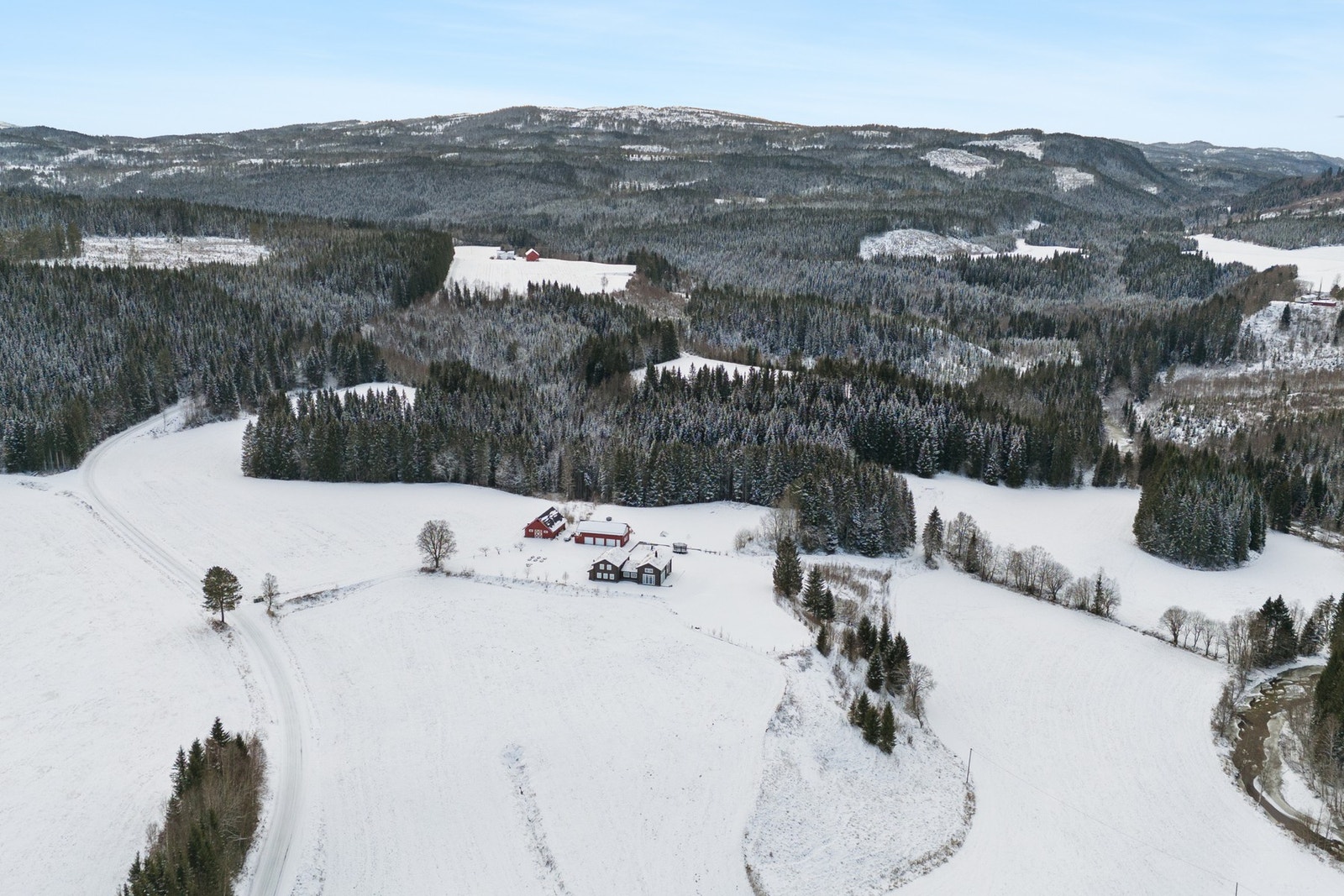 Her har man en eiendom med egen stall, ridebane, innmarksbeite og garasje med tre porter. Galleribilde