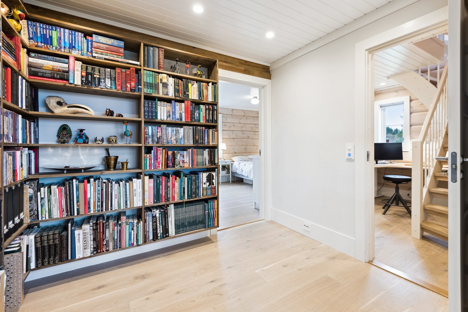 Gangen er innredet som bibliotek. Like ved gangen har man kontor og trappeoppgang til hovedsoverom med tilhørende bad. Galleribilde