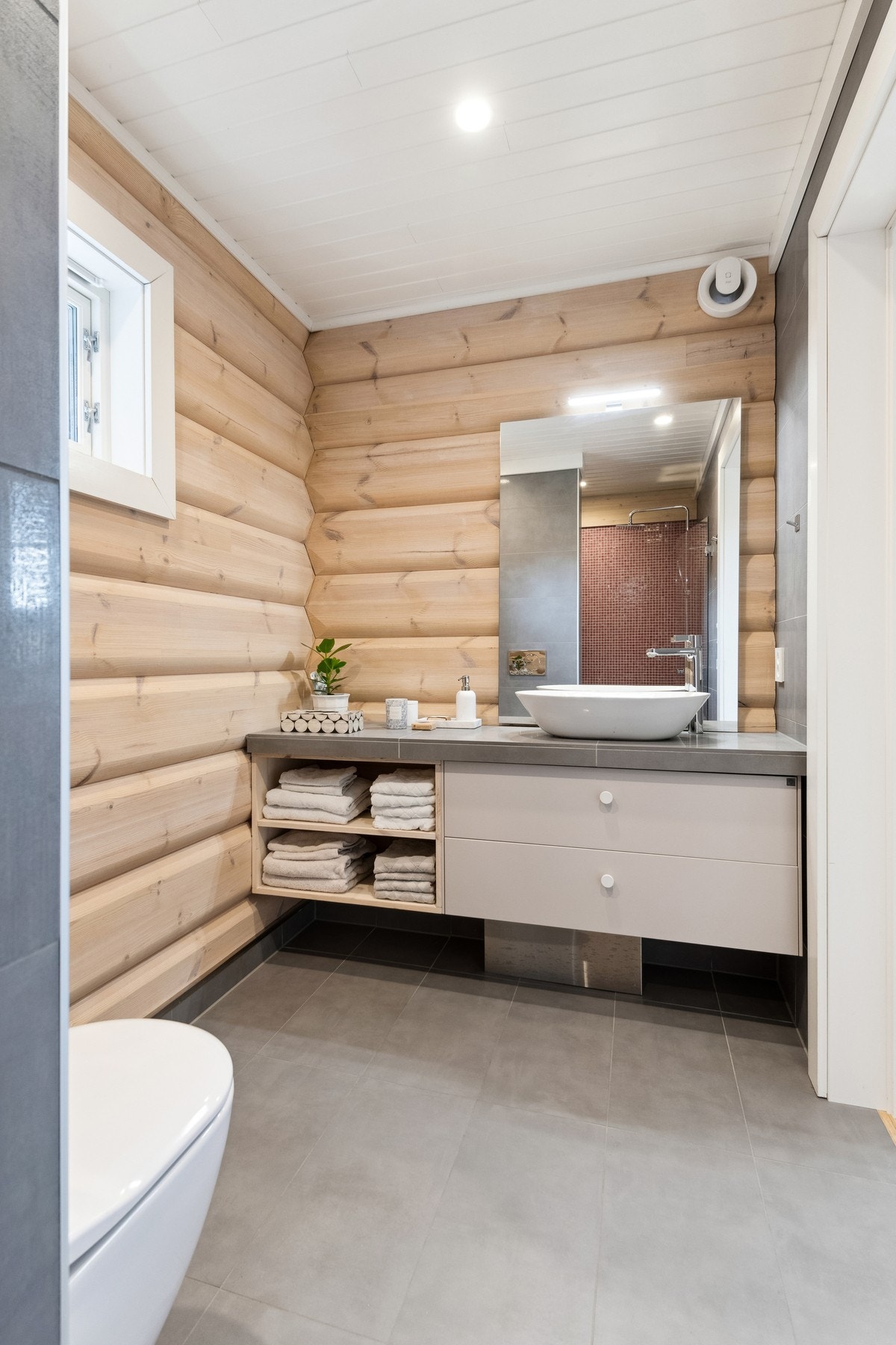 Badet er innbydende med duse farger og spotter i tak. Galleribilde