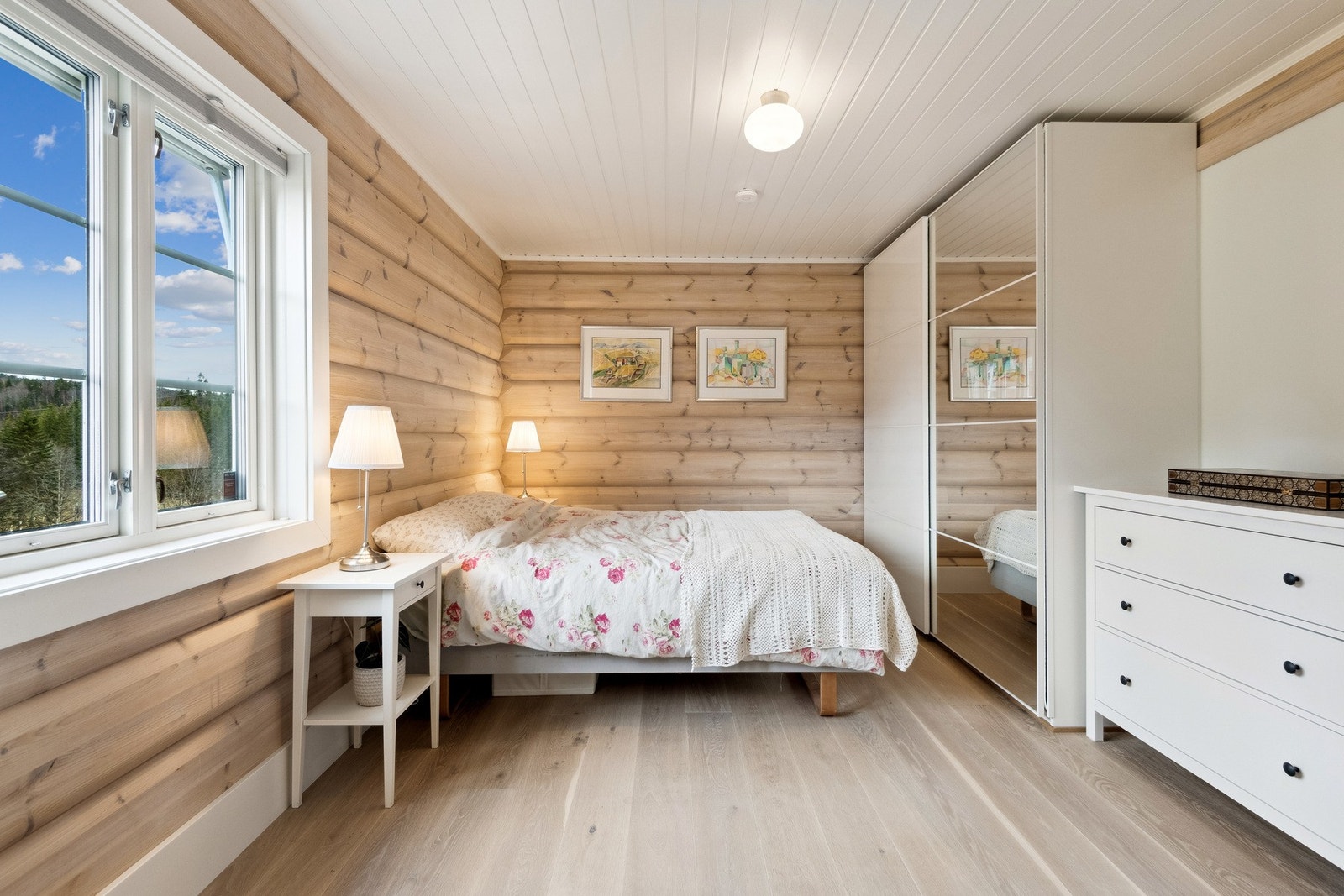 1. Etasje har ett soverom med god plass til dobbeltseng og garderobeløsning. Galleribilde