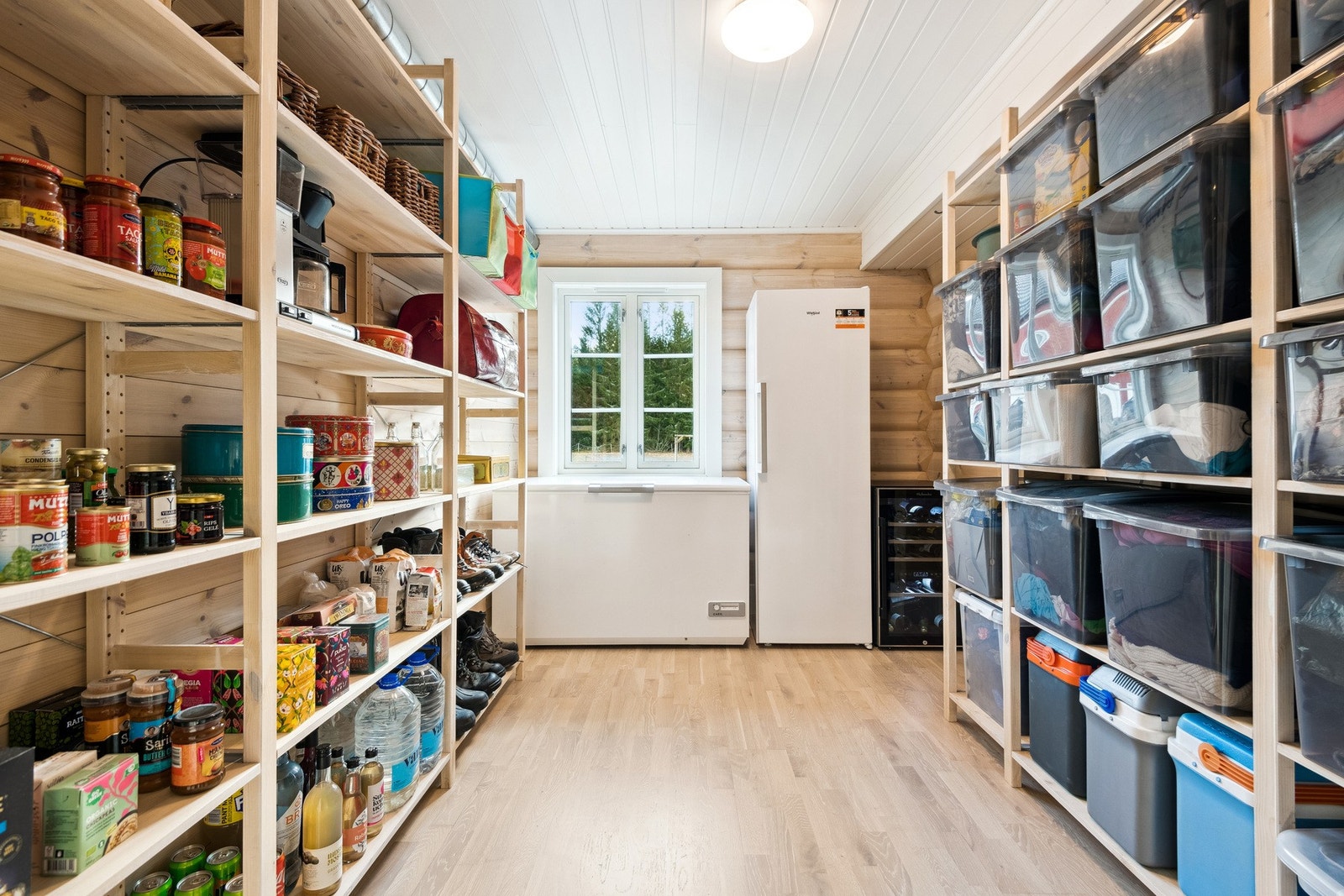 Boligen har flere praktiske boder som er innredet med reoler. Her har man mye oppbevaringsplass. Galleribilde