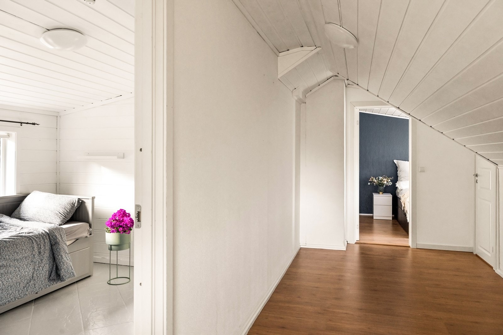 - Vi beveger oss videre opp i 2. etasje. Her finner vi tre soverom - Galleribilde