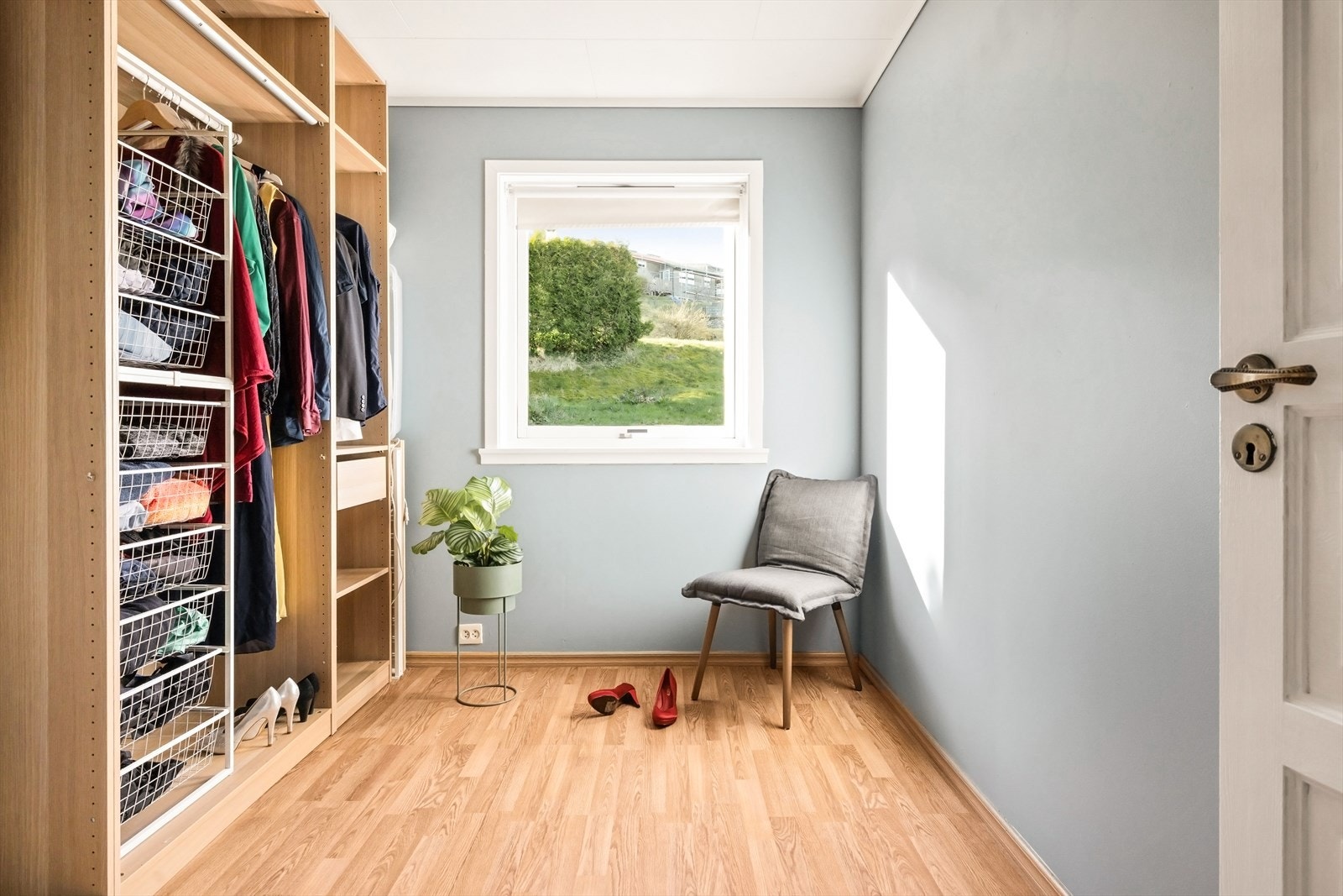 - Walk-in closet er en stor drøm for mange! Et helt rom kun for garderobe, godt organisert i hyller og skap. Rommet kan alternativt benyttes som soverom - Galleribilde