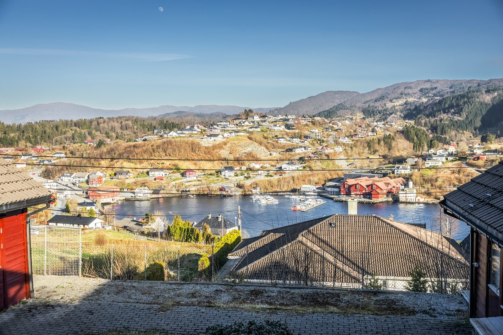 - Her kan du ha gleden av å bo med nærhet til sjøen og koselig badeplasser. Valestrand fergekai ligger bare en kort spasertur unna - Galleribilde