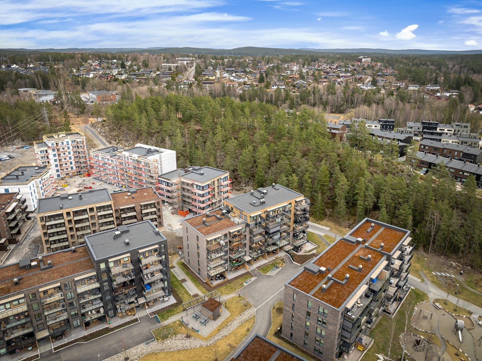 Området består av lavblokker og rekkehus Galleribilde