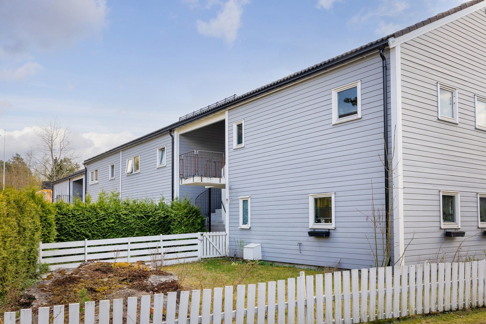 Eiendommen ligger idyllisk til på Grensestien, ved store friarealer nær grensen til Oppegård kommune i et veletablert og attraktivt boligområde i utkanten av Holmlia. Galleribilde