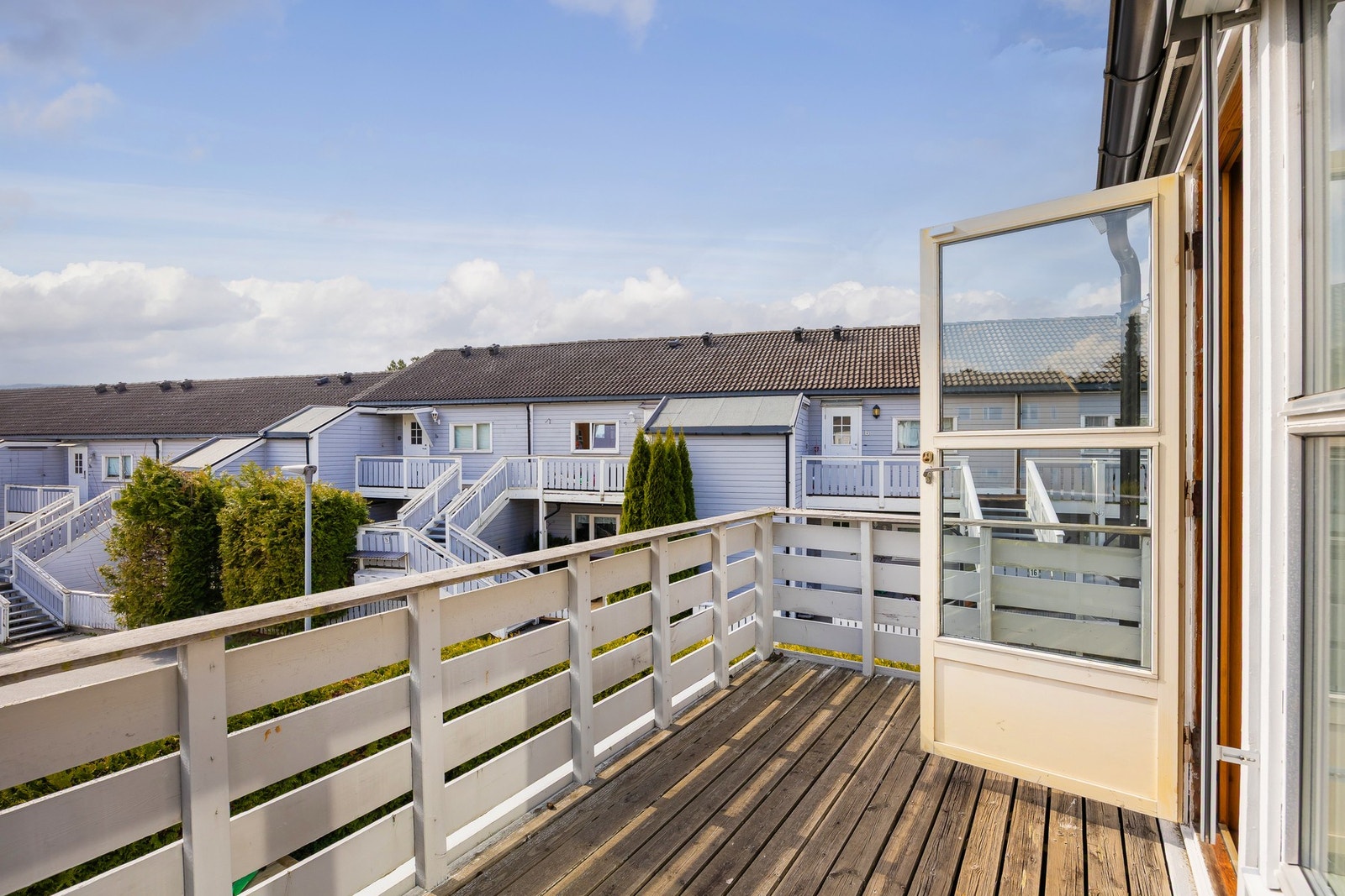 Det er god plass til ønsket utemøblement. Galleribilde