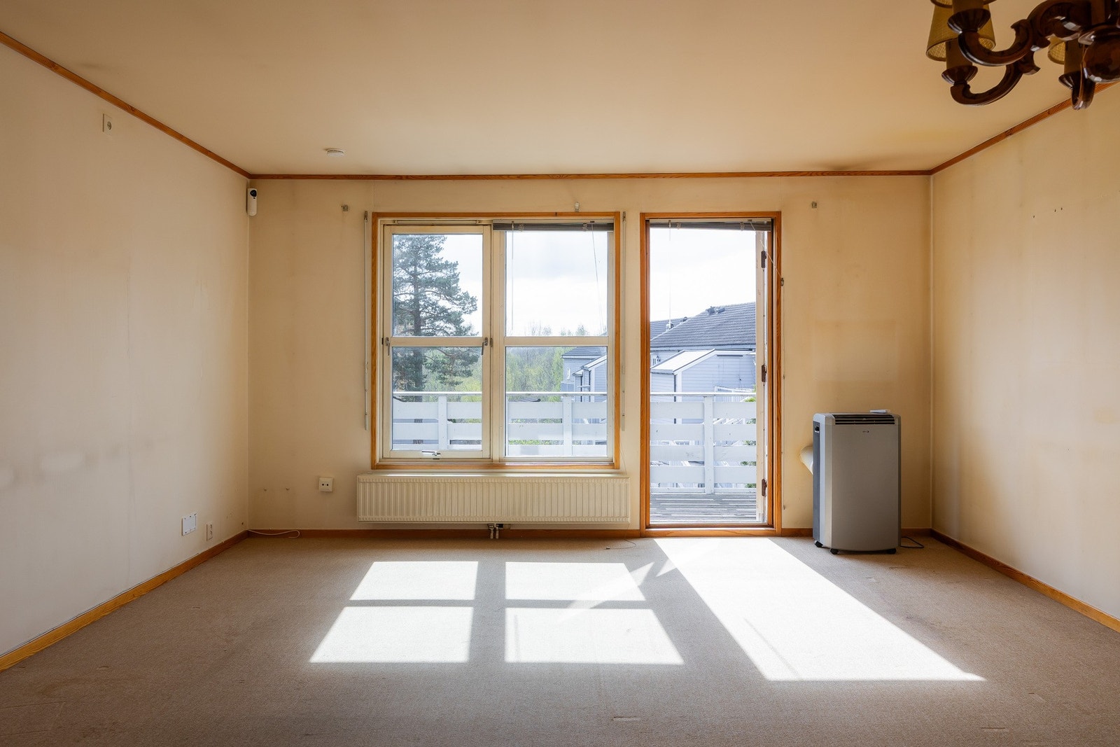 Store vindusflater slipper inn rikelig med naturlig lys. Galleribilde