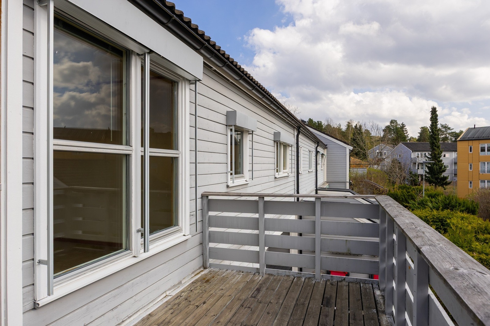 Fra stuen er det utgang til balkong. Galleribilde