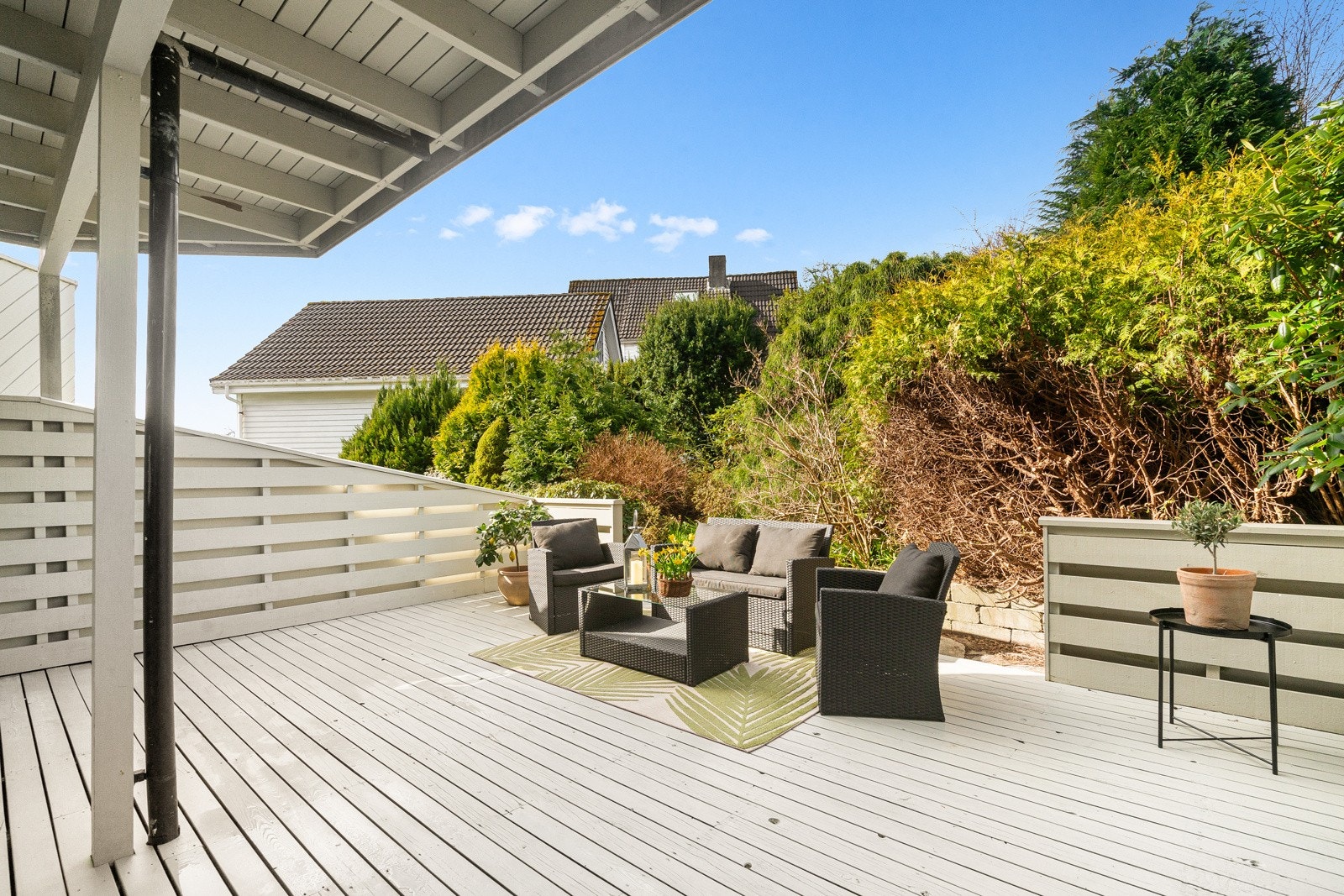 Romslig uteplass med delvis overbygd terrasse Galleribilde