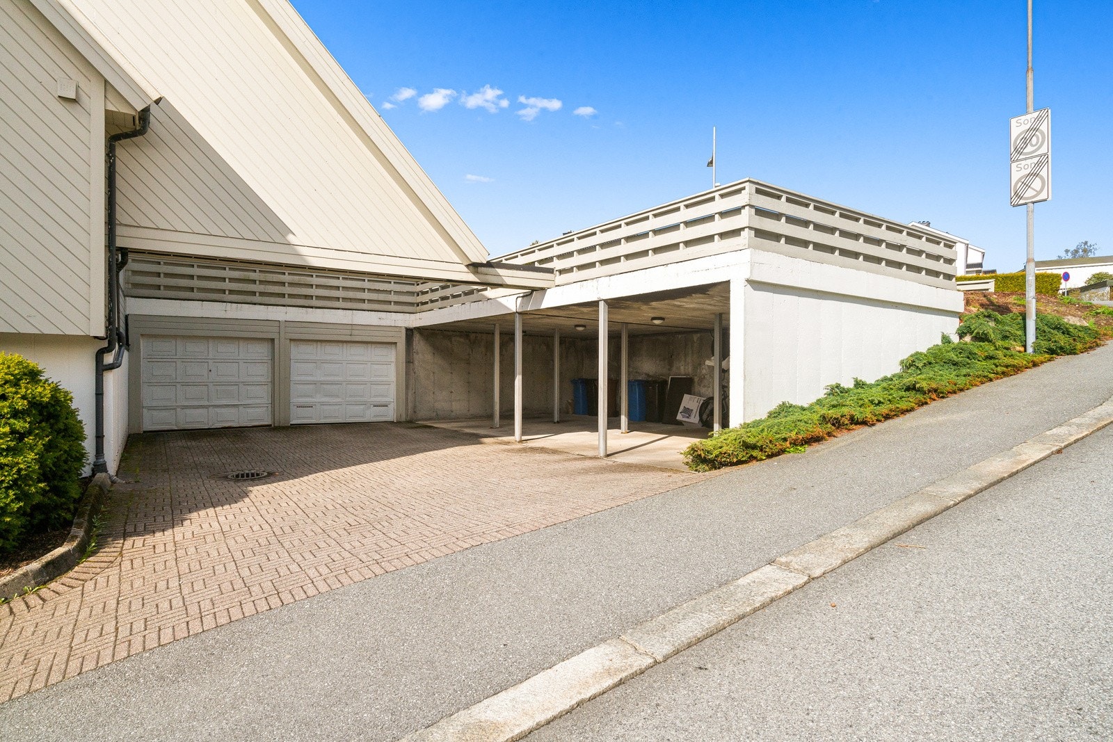 Parkering i carport med el-billader Galleribilde