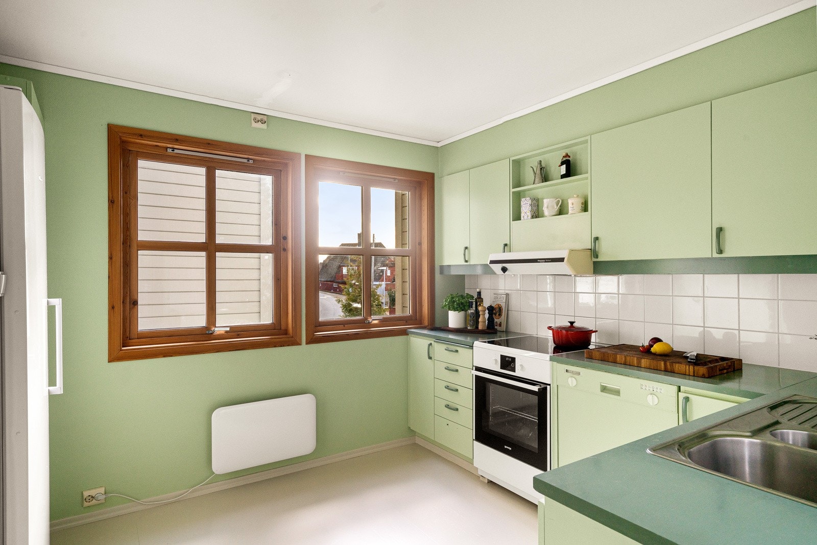 Kjøkkenet har godt med skap- og benkeplass Galleribilde