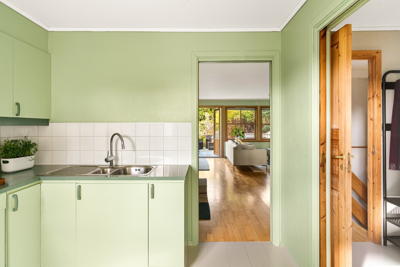 Like inn fra stuen ligger kjøkkenet Galleribilde