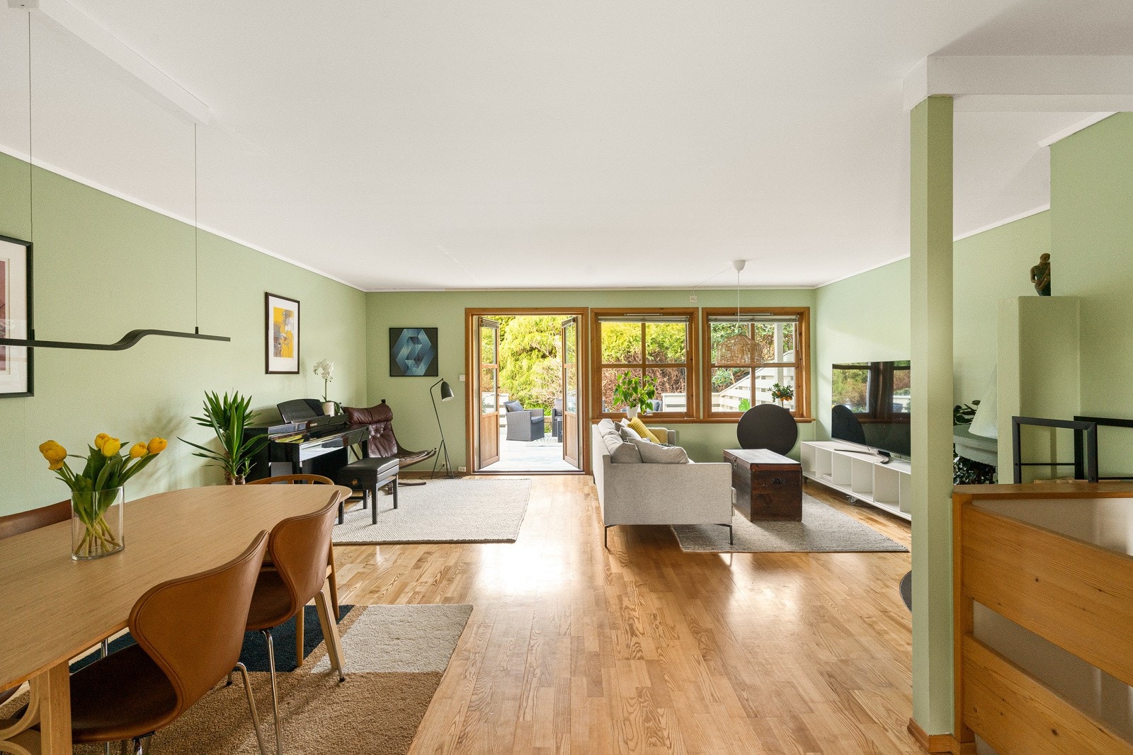 Lys og åpen stue med utgang til terrasse Galleribilde