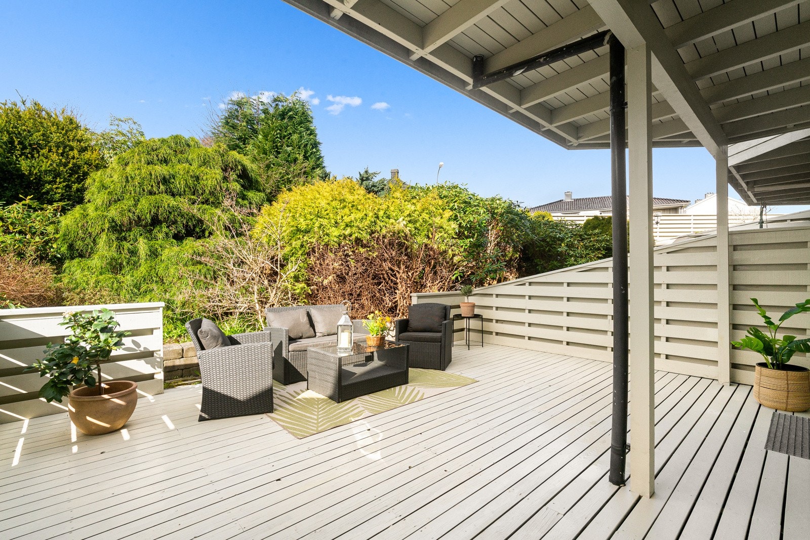 Leiligheten har en stor solrik terrasse på ca. 27 kvm Galleribilde