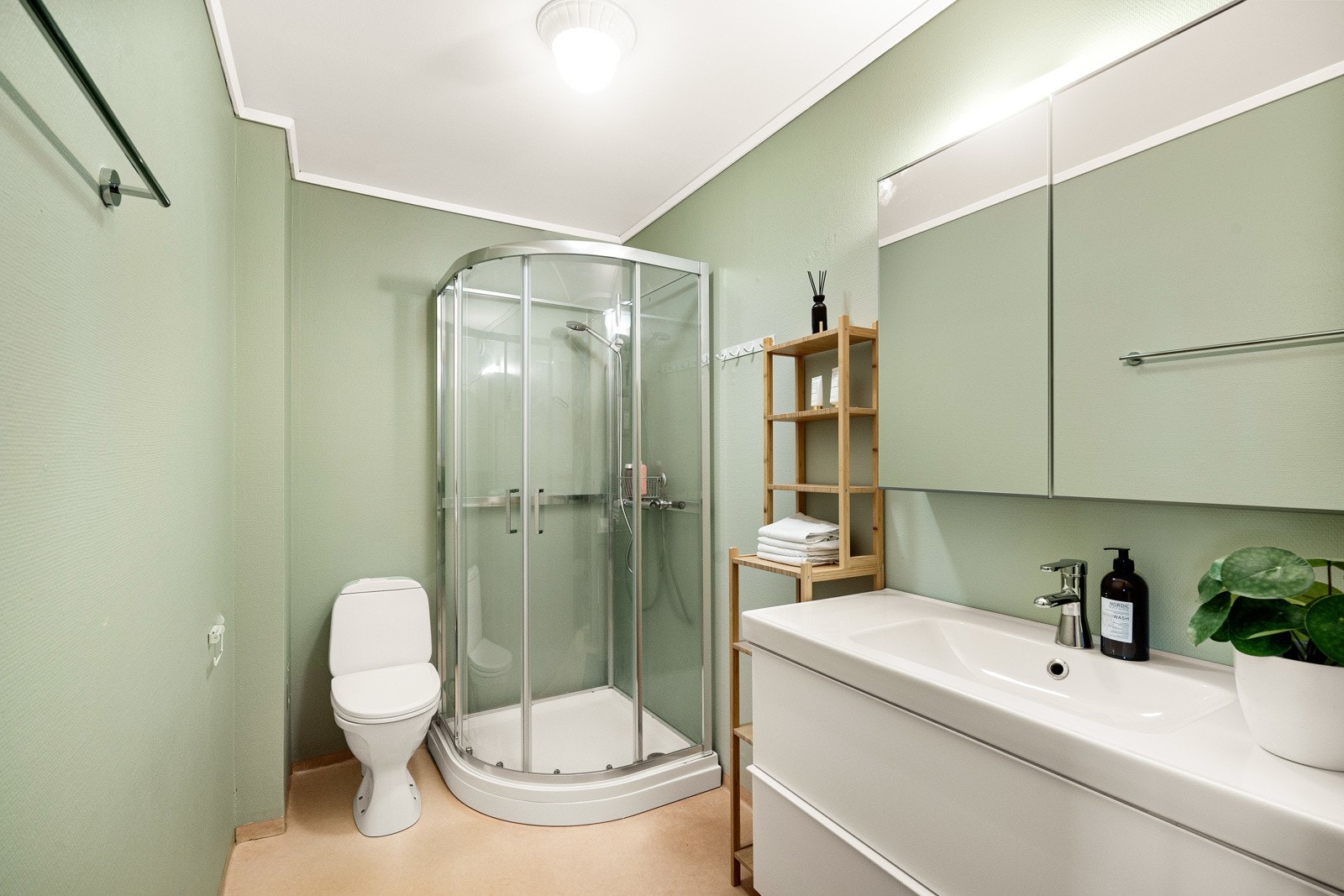 Bad med varme i gulvet, nyere servant og dusjkabinett Galleribilde