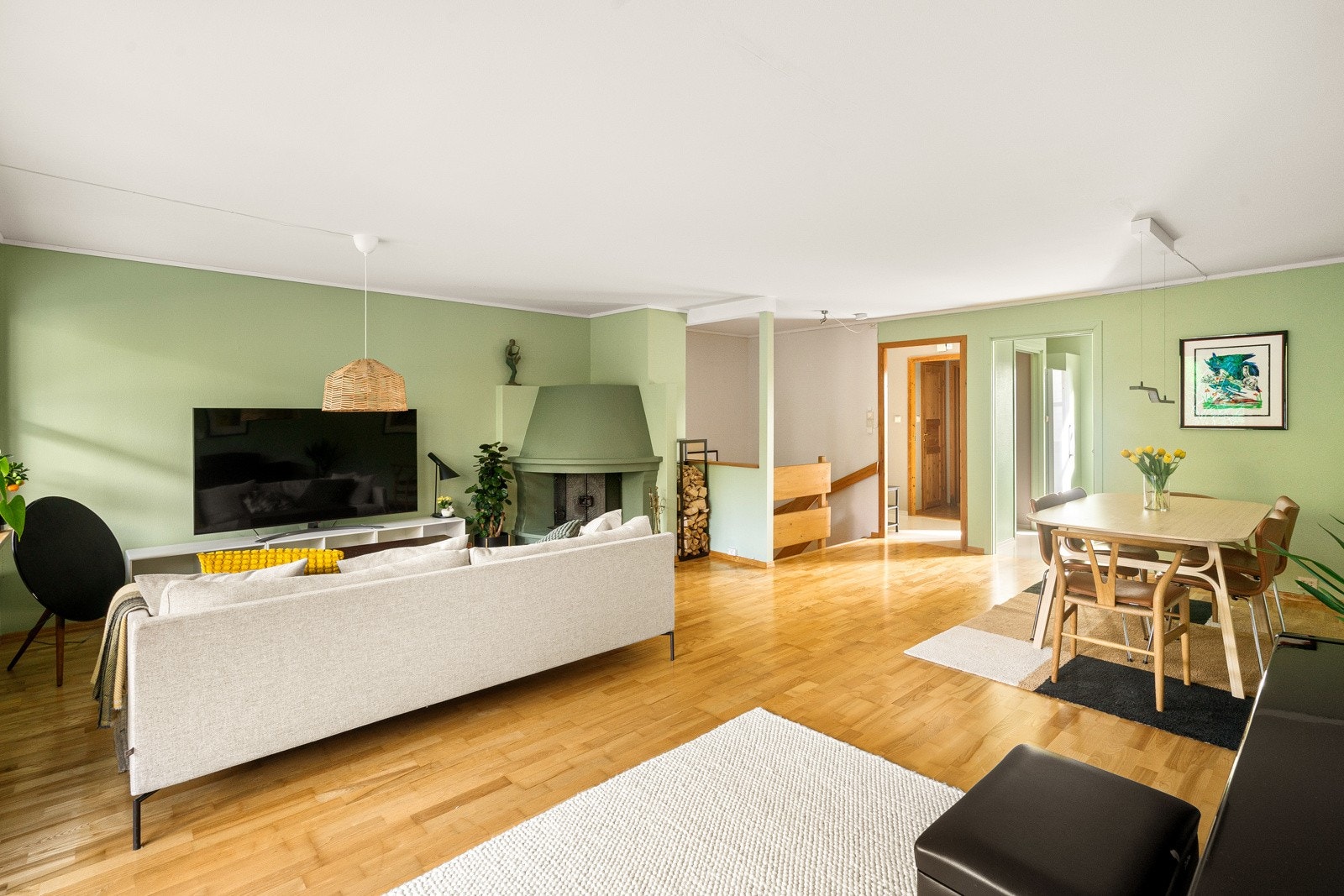 Stuen har gode møbleringsmuligheter med plass til både sofa og spisebord Galleribilde