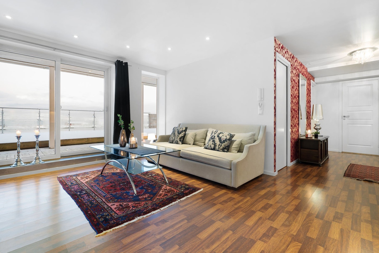 Her får du åpen løsning med et klassisk og stilrent kjøkken, moderne flislagt bad, 2 soverom og bod i fellesareal Galleribilde