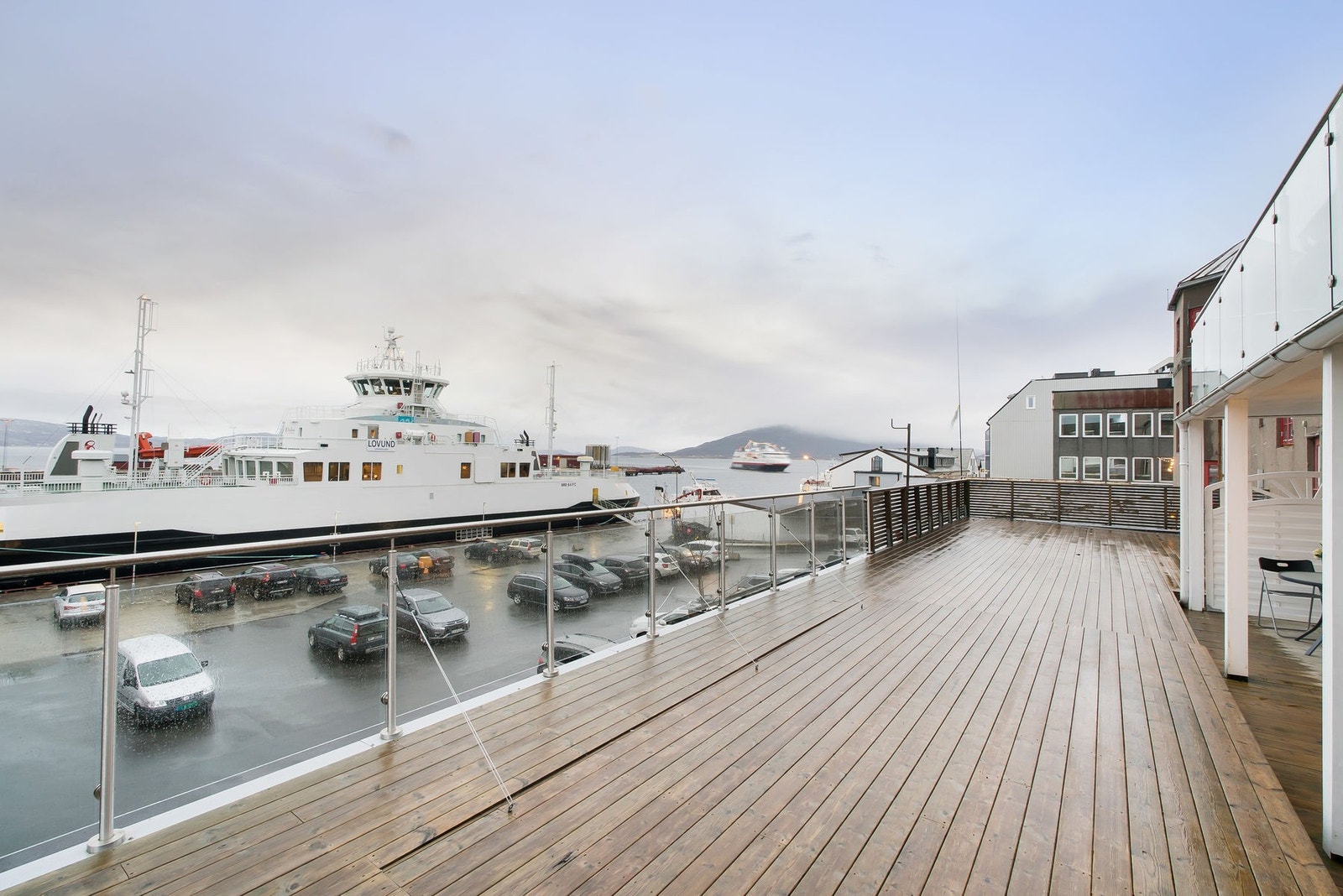 På første rad mot skipstrafikken i byen - det ideelle stedet for å nyte solrike dager Galleribilde