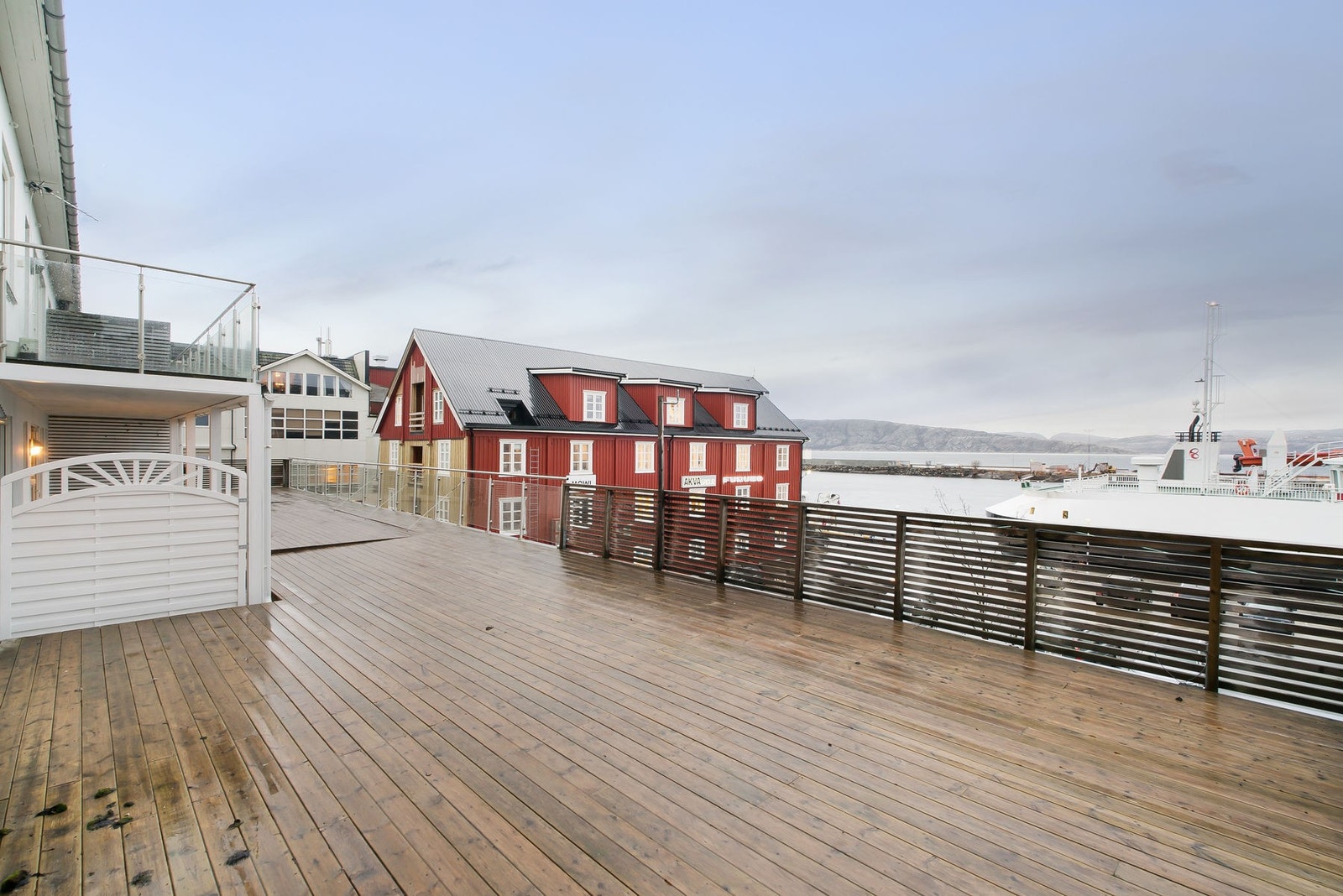 Ønsker du en enkel hverdag og å bo midt i sentrum av Sandnessjøen? Da er denne leiligheten perfekt for deg! Galleribilde